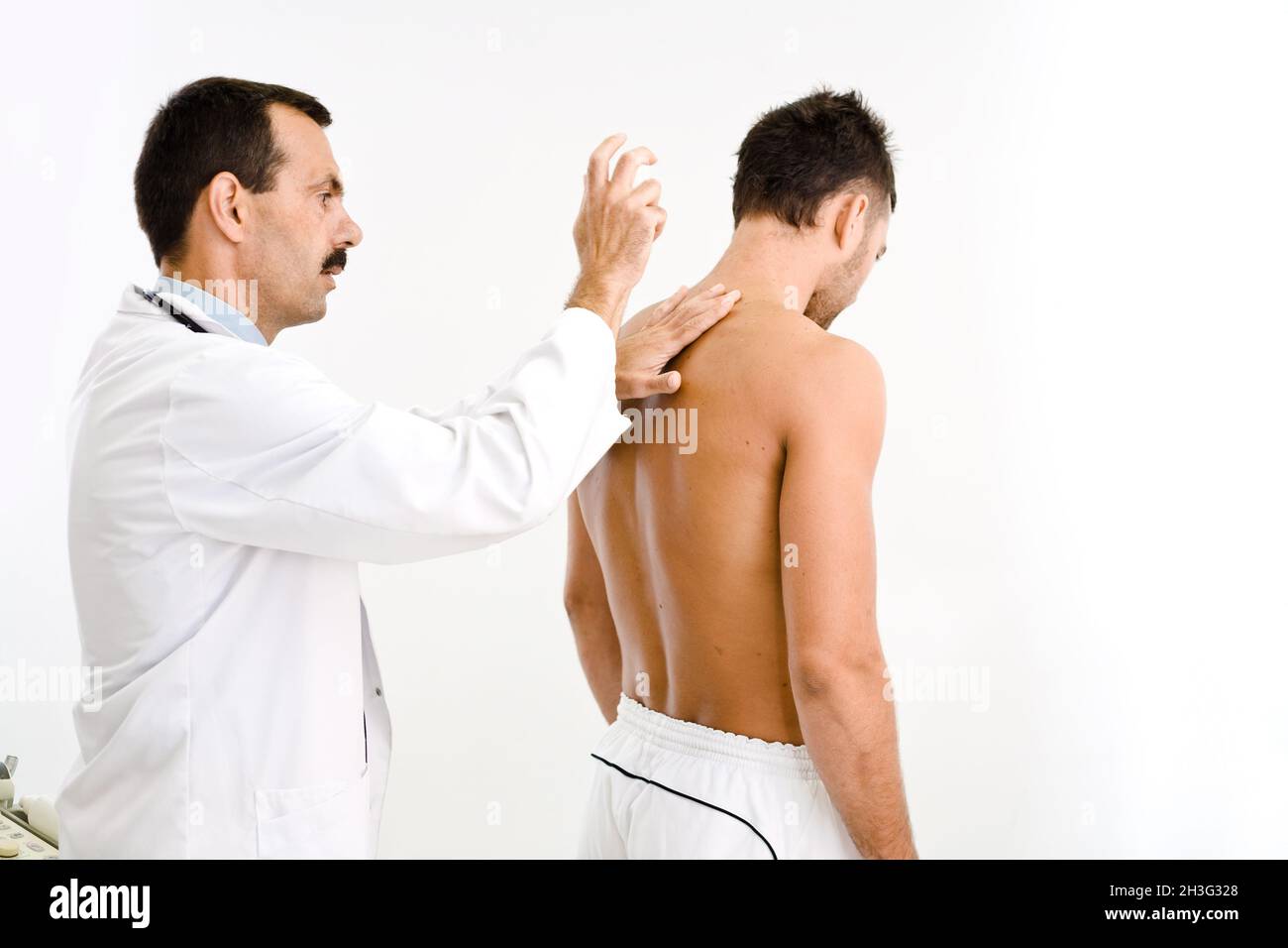 Врач мужчина. Женщина полицейский в медицинской маске. Кресло гинеколога. Женщина на гинекологическом кресле. Врач и пациент.