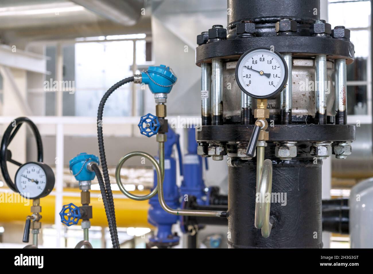 Manometers for measuring gas pressure in a gas pipeline. Gas boiler