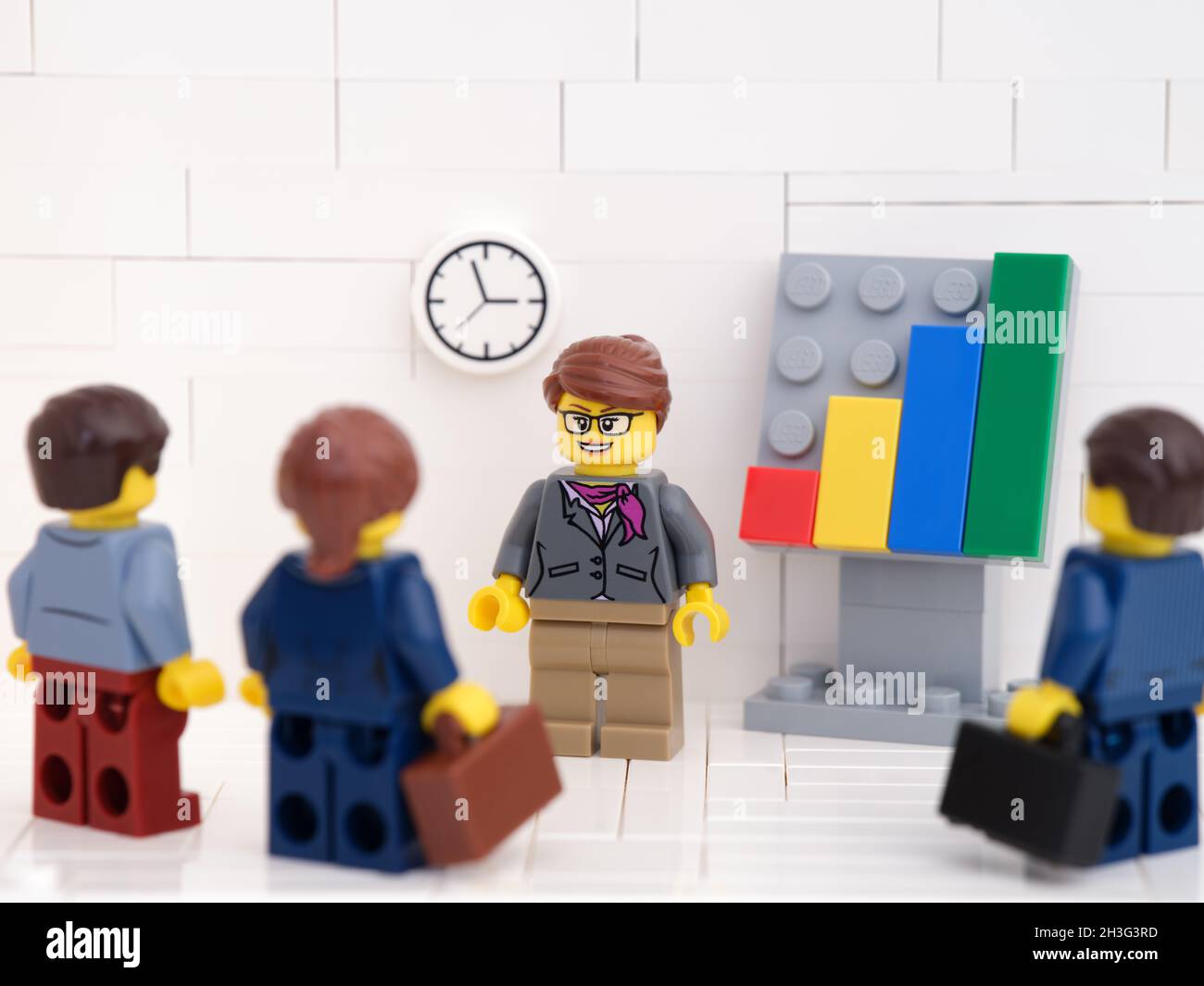 Tambov, Federazione russa - 02 agosto 2021 Lego poliziewoman sta digitando  su una macchina da scrivere nella stazione di polizia Foto stock - Alamy