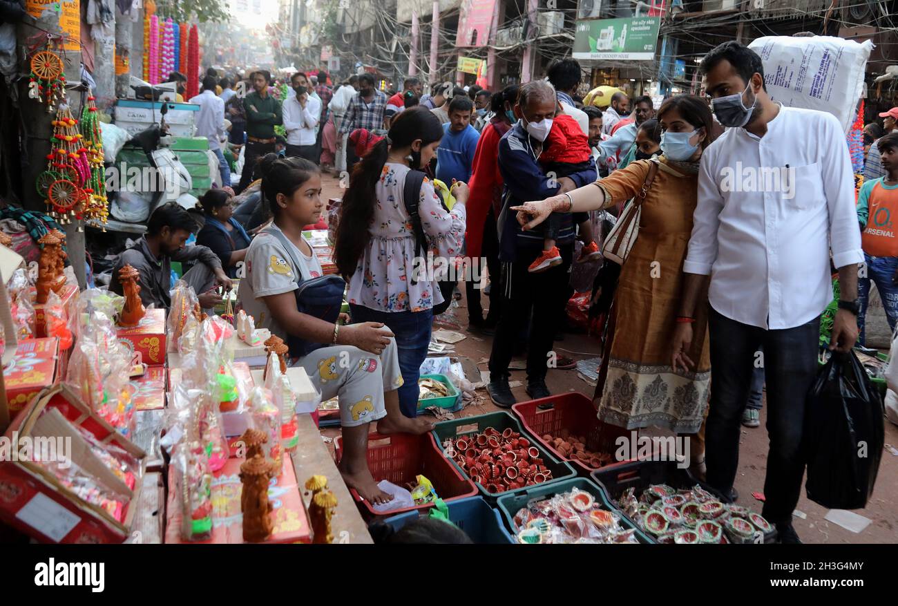 New Delhi, India. 28th Oct, 2021. A man seen shopping from a street
