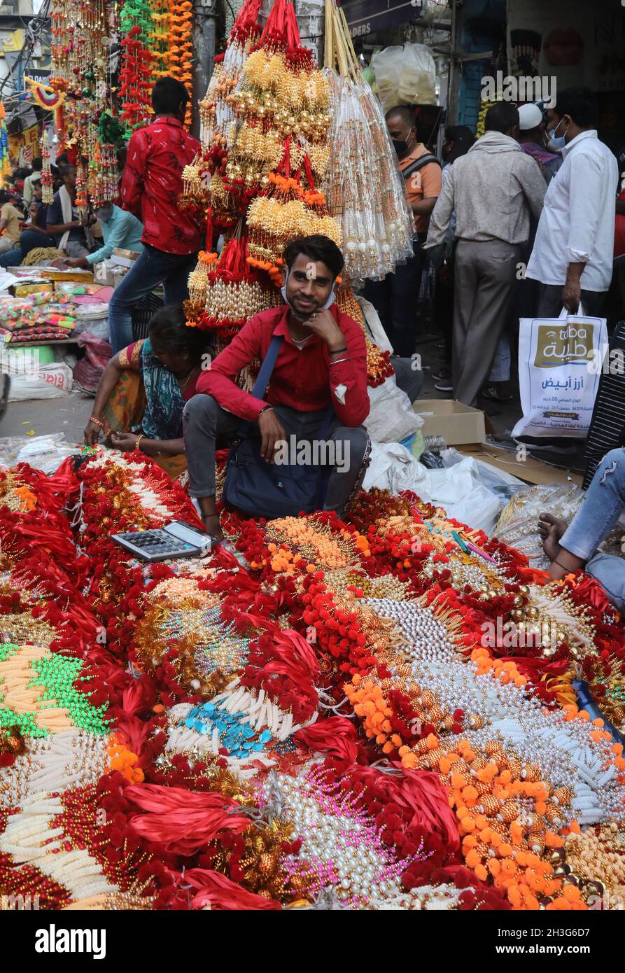 New Delhi, India. 28th Oct, 2021. A street vendor waits for the