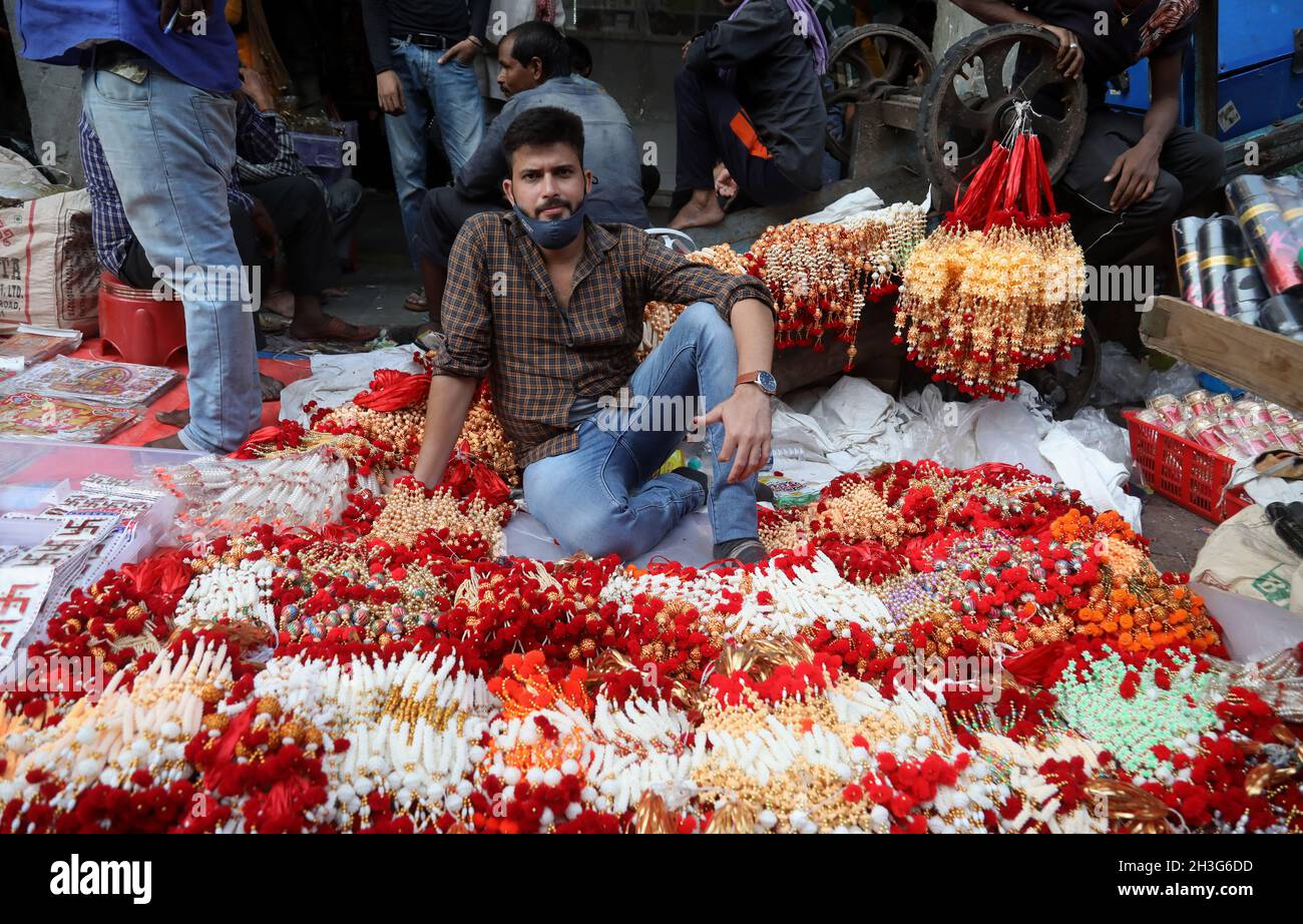 New Delhi, India. 28th Oct, 2021. A street vendor waits for the
