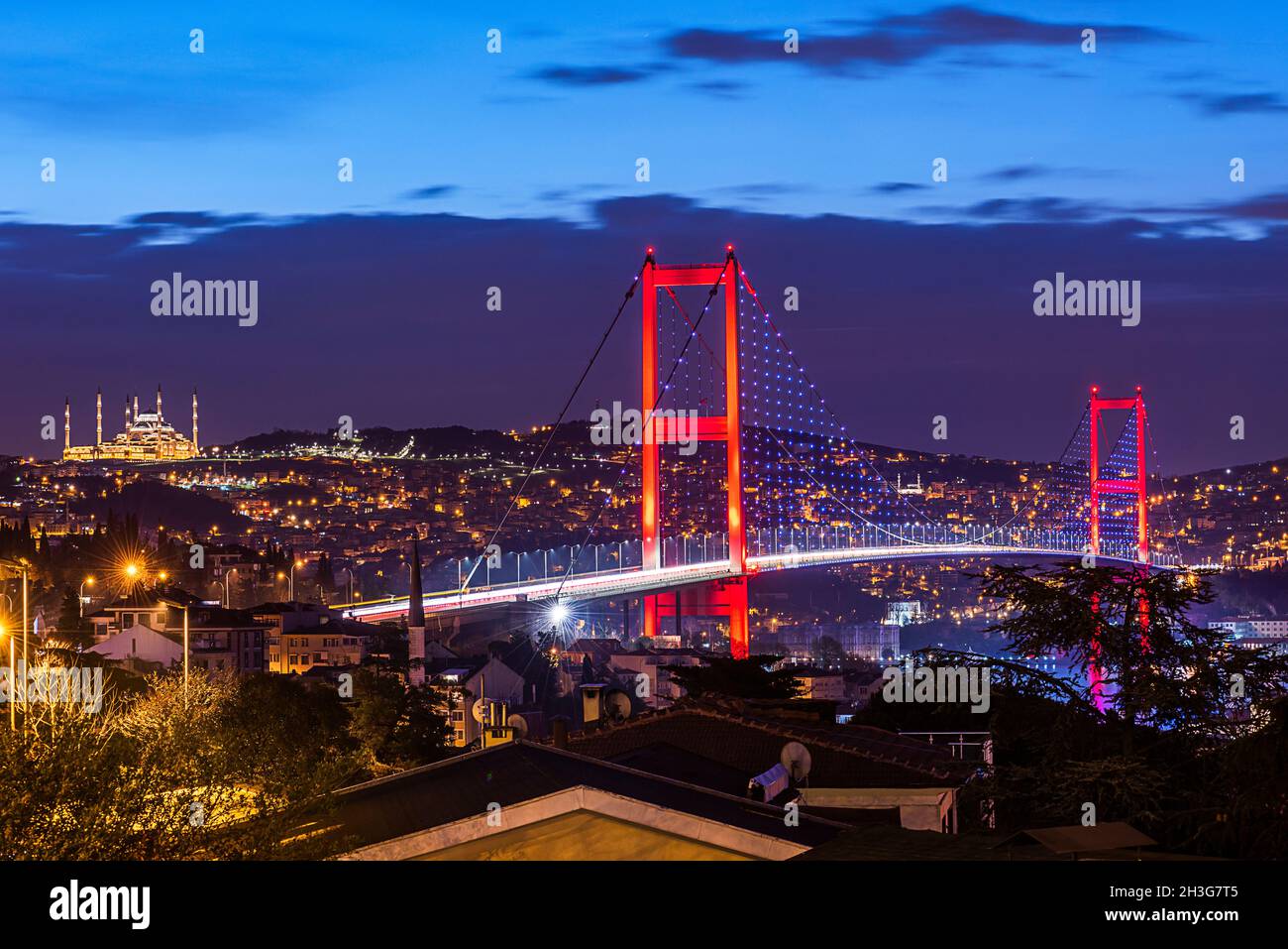 ISTANBUL, TURKEY. Beautiful Istanbul sunrise landscape with Istanbul ...
