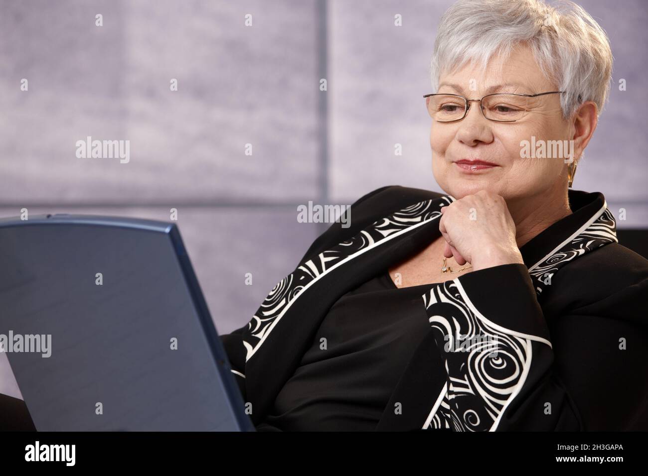Mature women on computer screen hi-res stock photography and images - Alamy