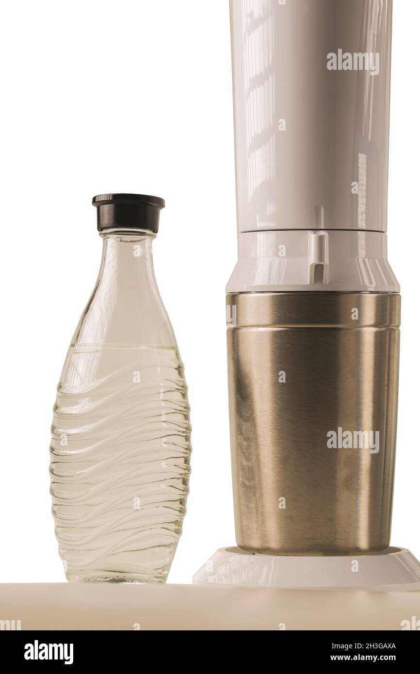 https://c8.alamy.com/comp/2H3GAXA/close-up-view-of-soda-stream-machine-with-sparkling-water-bottle-sweden-2H3GAXA.jpg