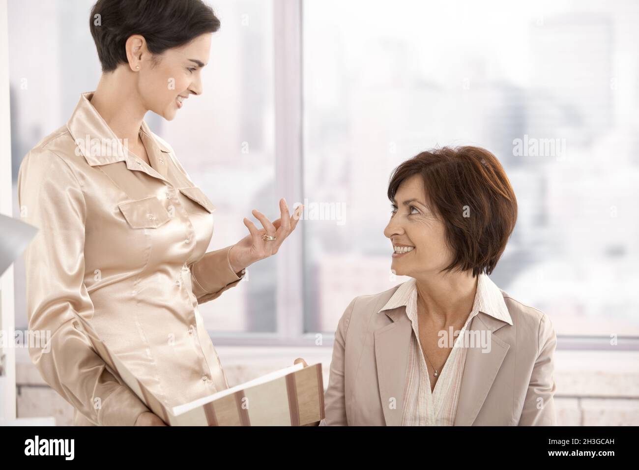 Two older women chat hi-res stock photography and images - Alamy