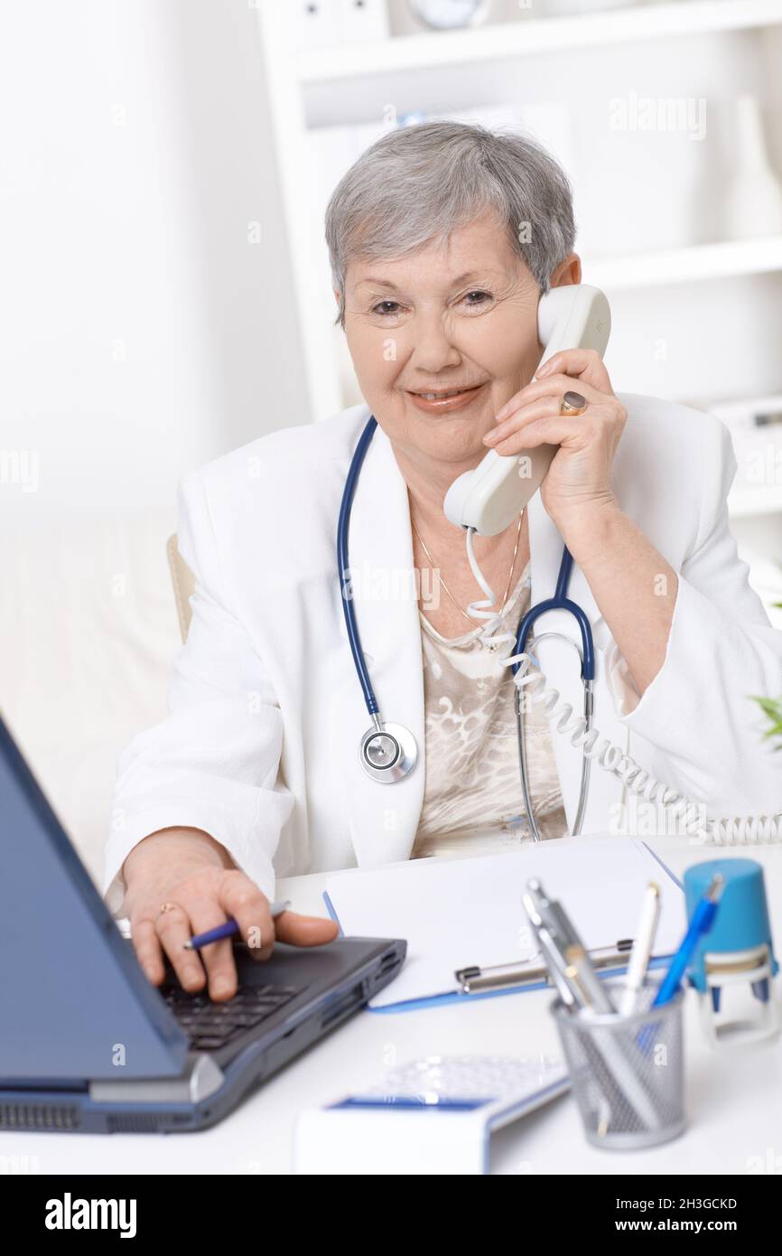 Old doctor talking portrait hi-res stock photography and images - Alamy