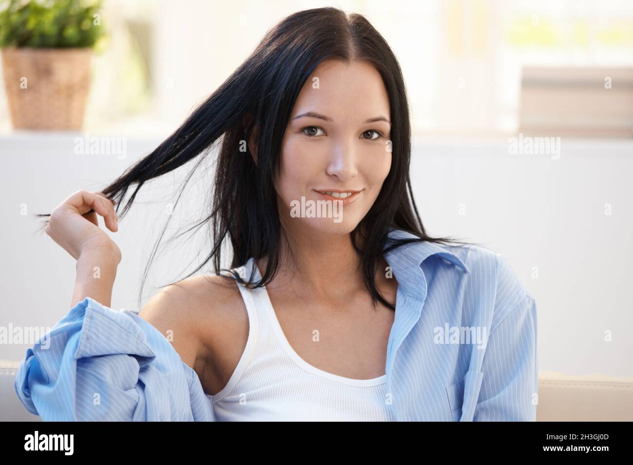Dark hair woman hi-res stock photography and images - Alamy