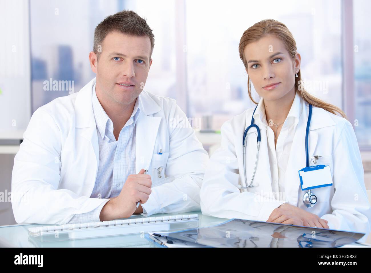 доктор мужчина и женщина. влюбленные врачи. врач мужчина. врачи мужчина и женщина. доктор с плакатом полный рост.