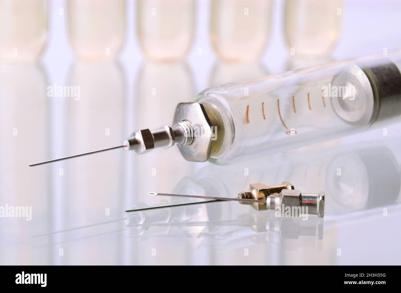 Vintage syringe and vials Stock Photo - Alamy