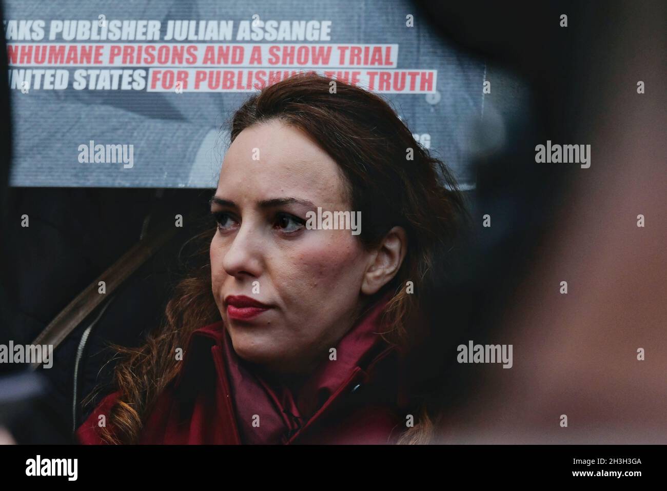 London, UK. Julian Assange's fiancee, addresses waiting media and supporters as his two day US exradition appeal hearing came to a close. Stock Photo