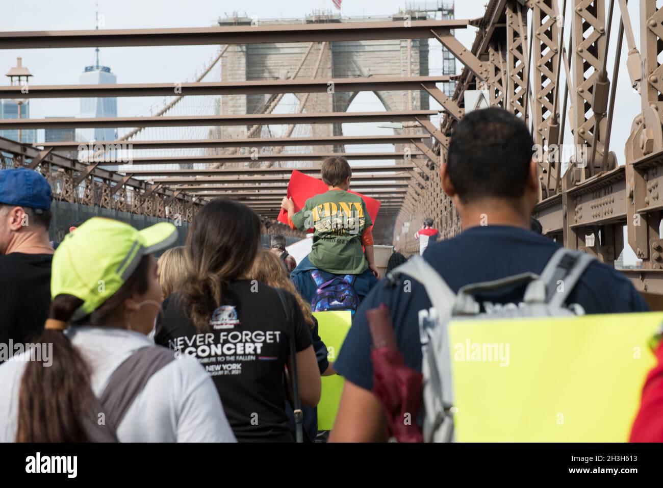 New York City, USA. 25 October 2021, New York City workers against medical mandates march across the Brooklyn Bridge towards City Hall Stock Photo