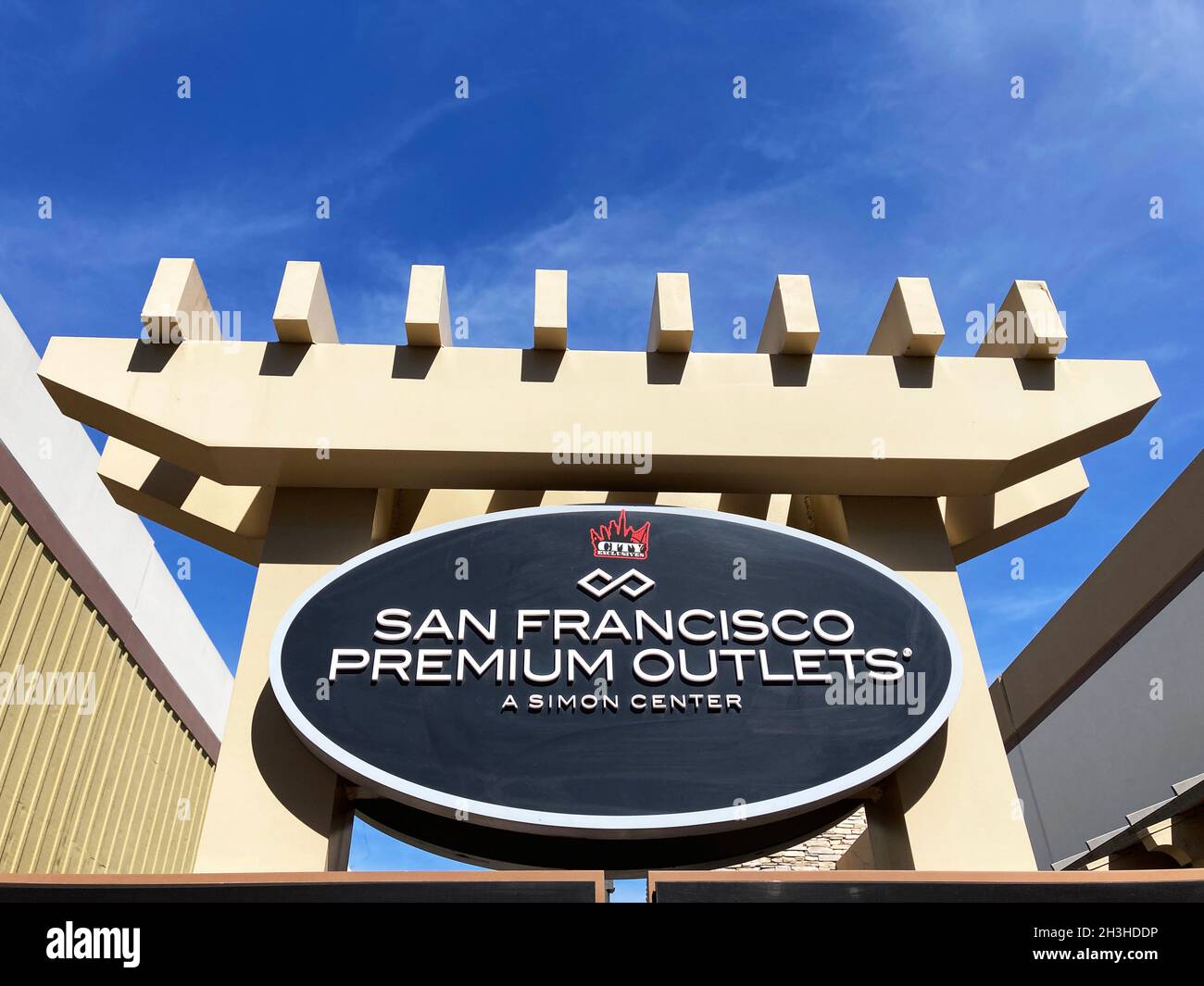 San Francisco Premium Outlets, a Simon Center sign, logo at outlet mall - Livermore, California, USA - 2021 Stock Photo