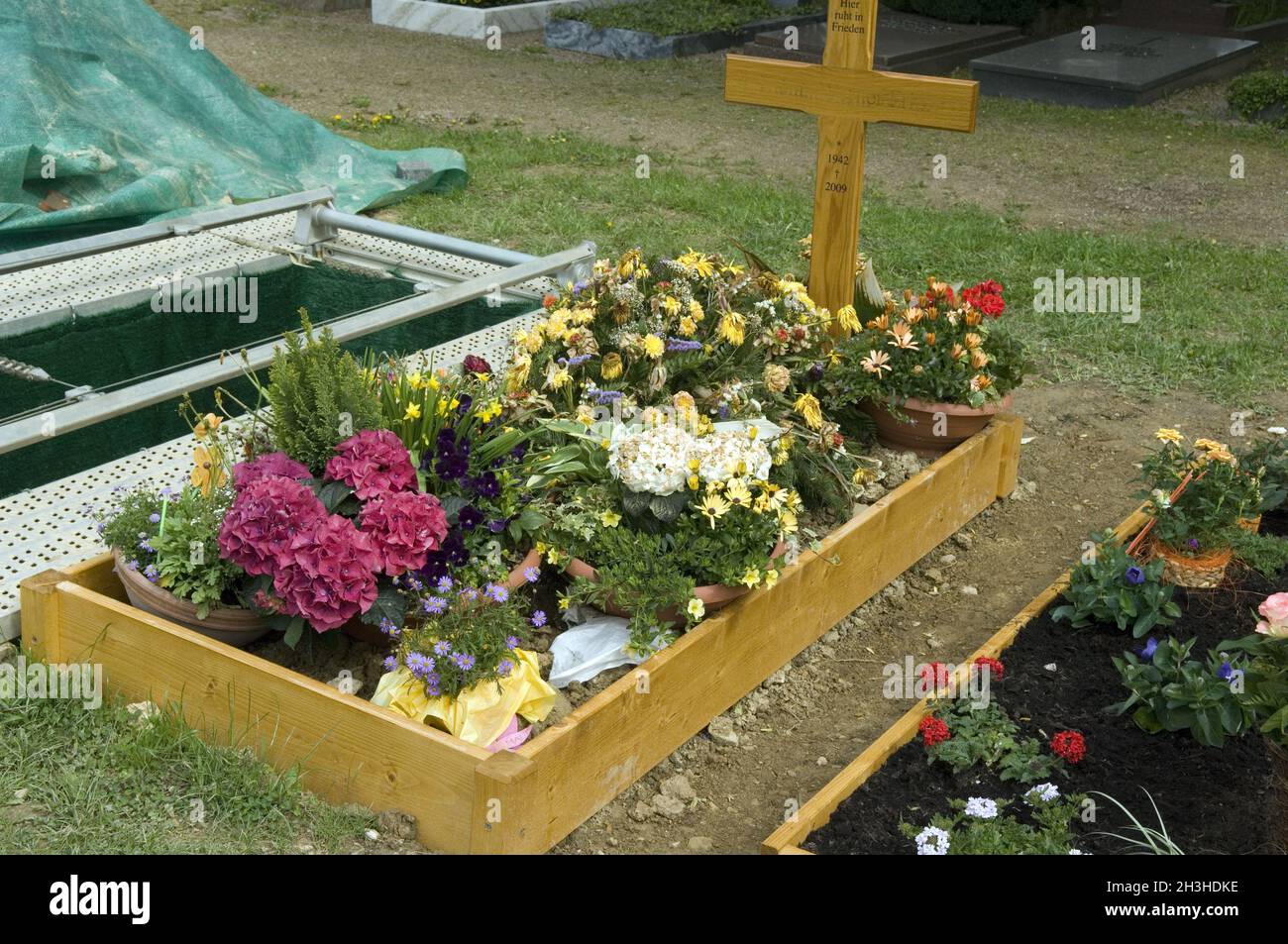 Cemetery flower arrangements outlet