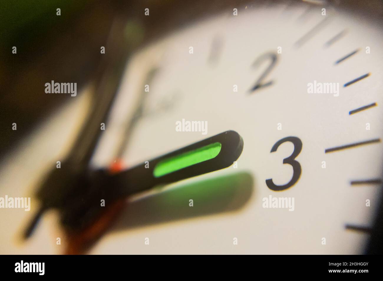 Berlin, Germany. 27th Oct, 2021. The hour hand of an alarm clock points to  3 o'clock (posed scene). Daylight saving time (CEST) ends on 31 October  2021, and Central European Standard Time,