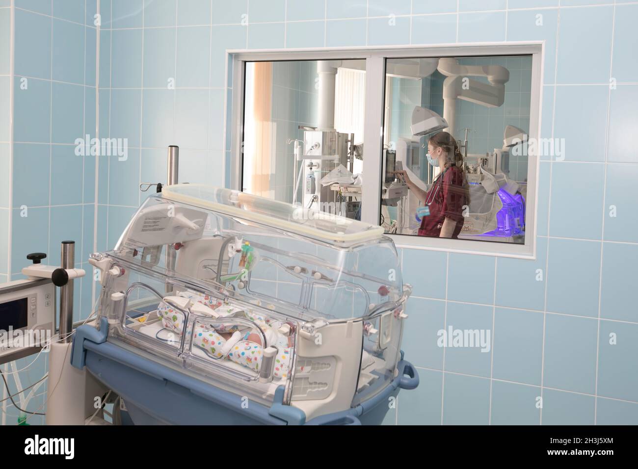 A newborn baby is treated in an incubator. Department of neonatal resuscitation, intensive care unit for premature newborns Stock Photo - Alamy A newborn baby is treated in an incubator. Department of neonatal resuscitation, intensive care unit for premature newborns Stock Photo - Alamy