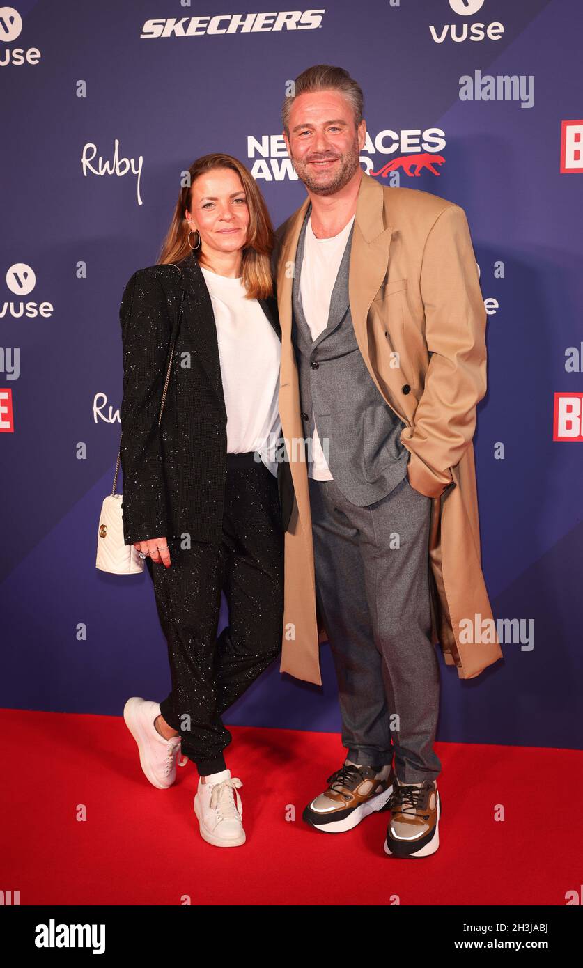 Hamburg, Germany. 28th Oct, 2021. Sasha (singer) and his wife Julia ...