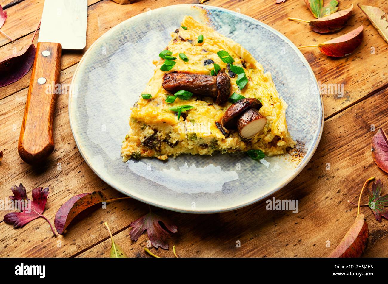 Leek and mushroom pie hi-res stock photography and images - Alamy