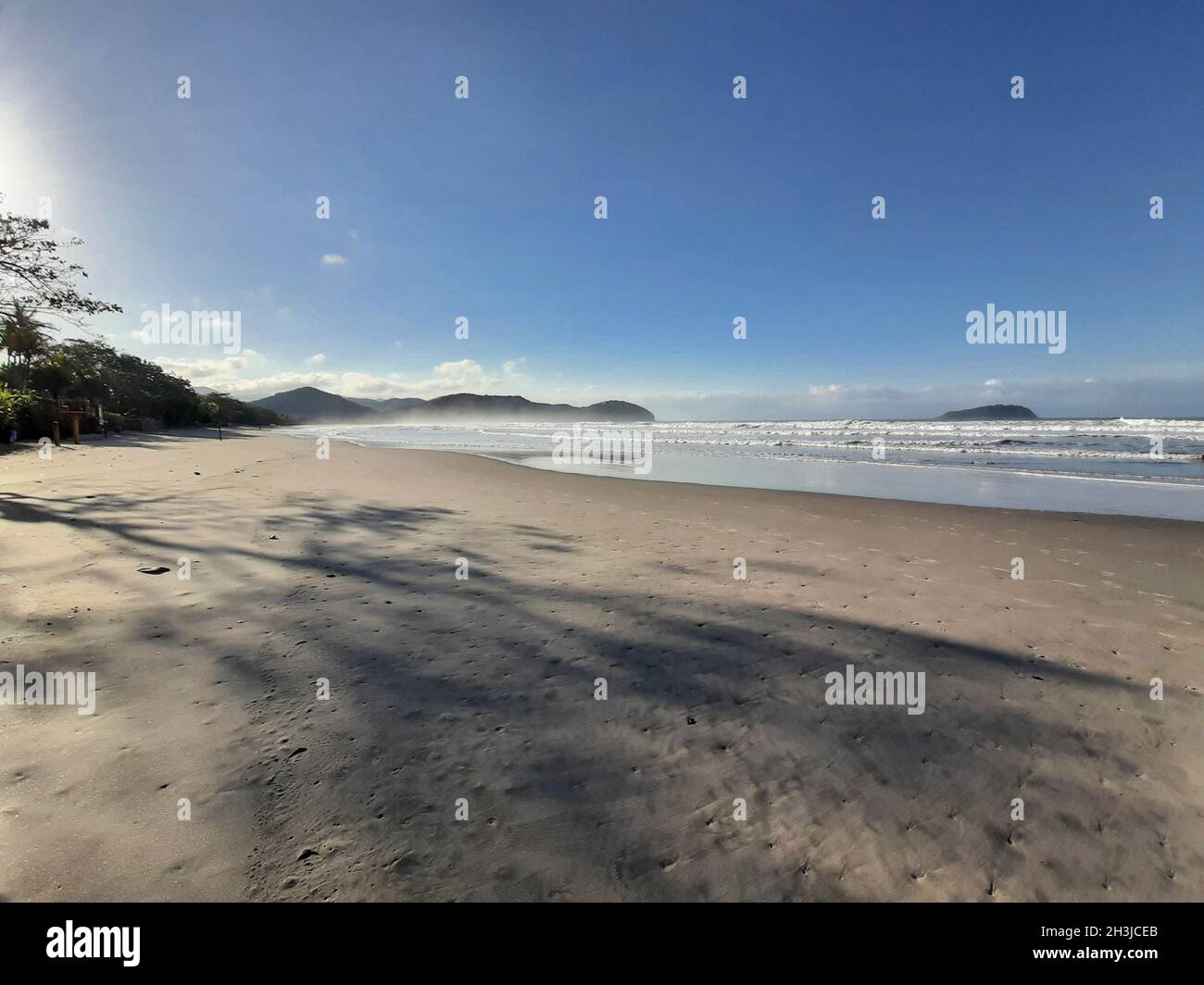 Empty beach view with no people ocean and sea Stock Photo - Alamy