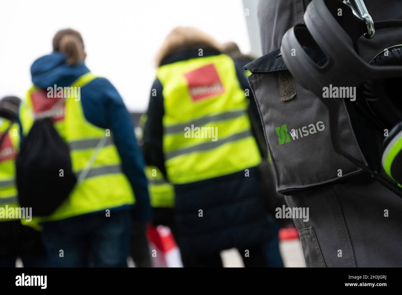 29 october 2021 hessen frankfurtmain a worker with a wisag logo on his trouser pocket stands in the demonstration during a warning strike at frankfurt airport at ground handling service provider wisag photo sebastian gollnowdpa credit dpa picture alliancealamy live news 2H3JGRJ