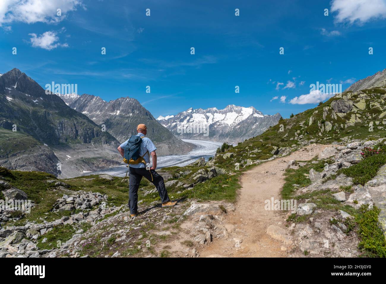 Wanderer beim Weltnaturerbe Aletschgletscher, Riederalp, Wallis, Schweiz, Europa | Landscape with World Natural Heritage Aletsch Glacier, Riederalp, V Stock Photo