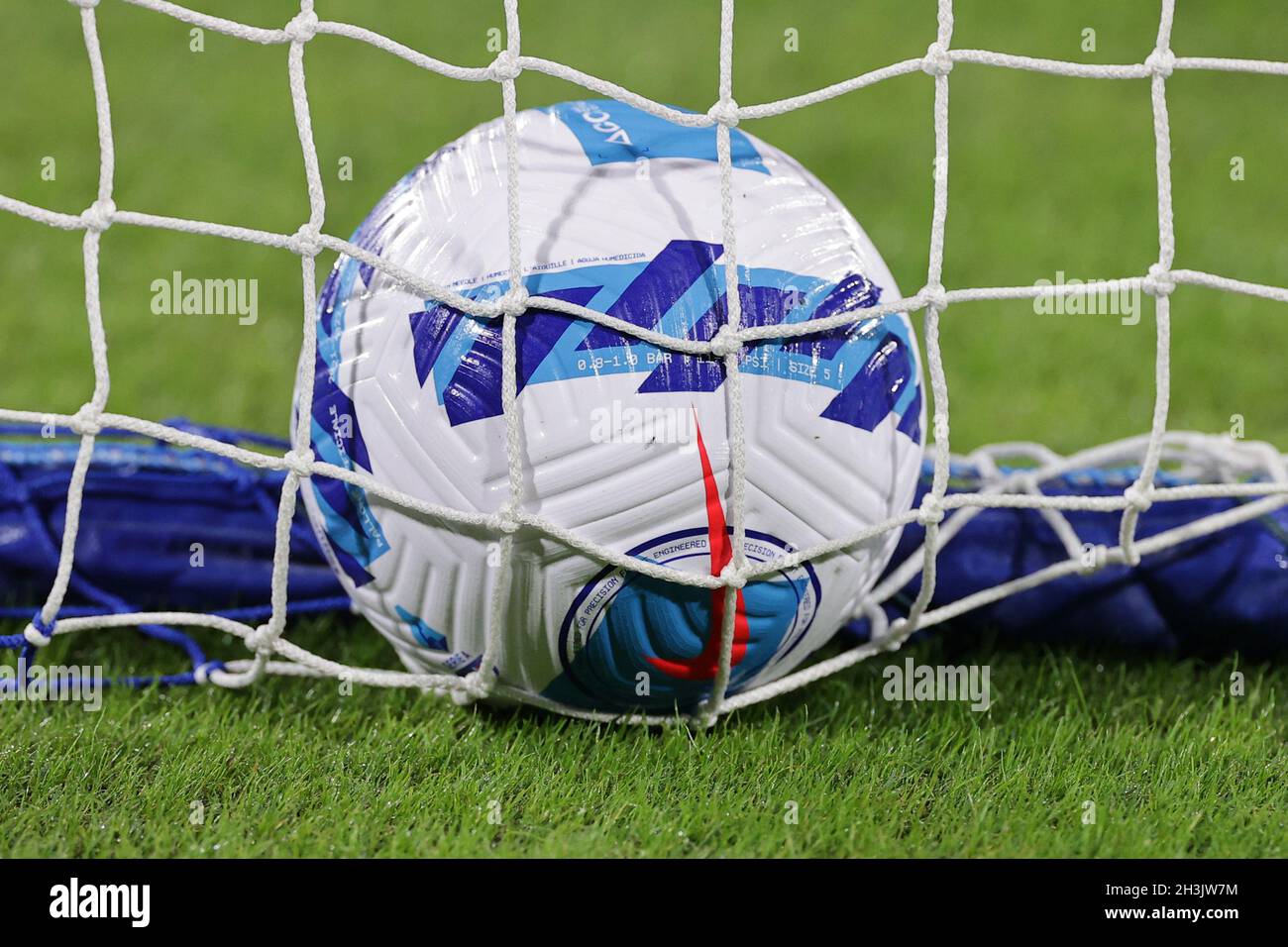 Napoli, Italia. 28th Oct, 2021. Nike official Serie A Ball is seen on the  net prior to the Serie A 2021/2022 football match between SSC Napoli and  Bologna FC at Diego Armando