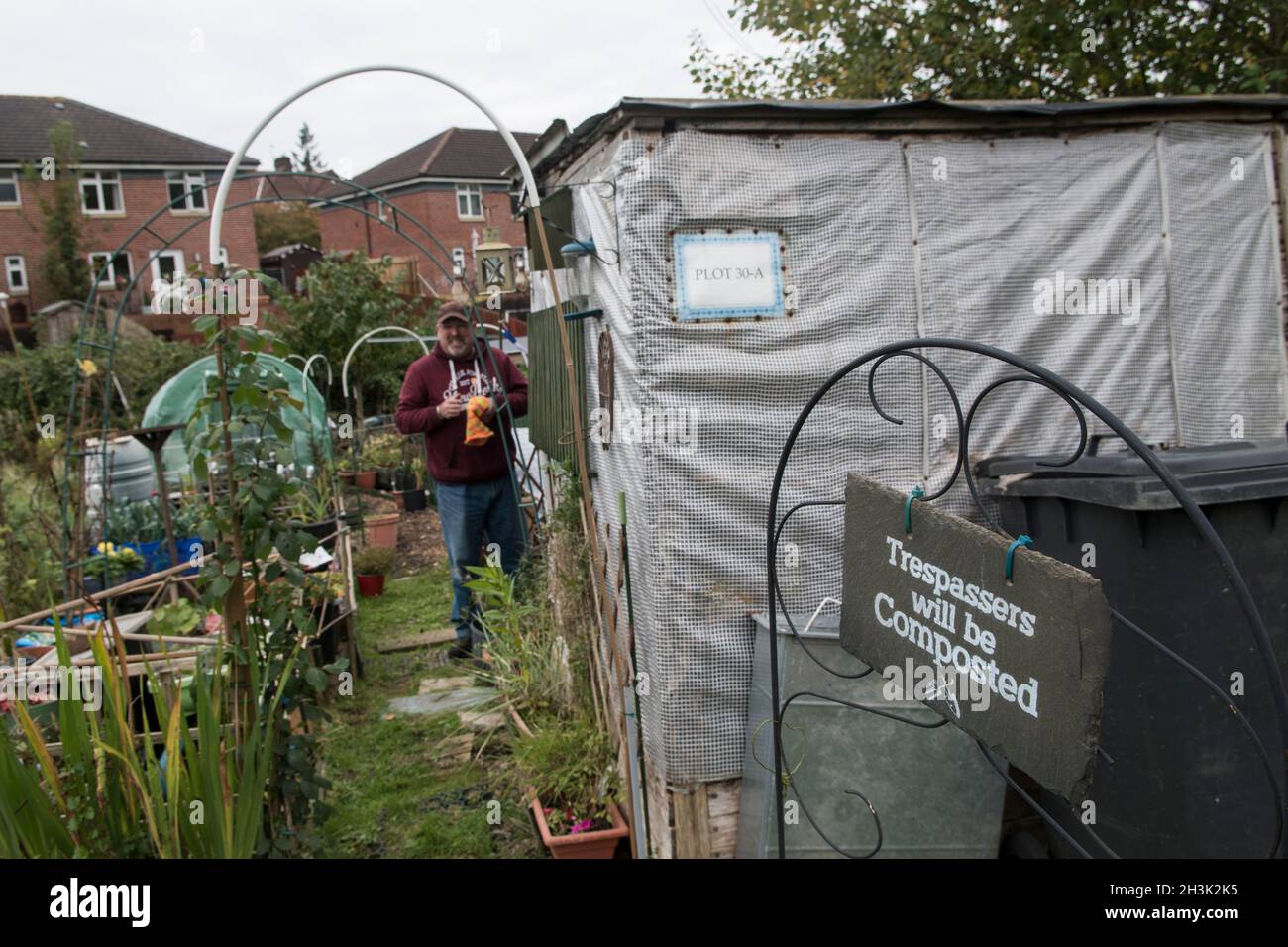 Allotments. Trespassers with be Composted, sign on allotment gate. Wingfield Road Allotments Bristol 2021 2020S UK HOMER SYKES Stock Photo