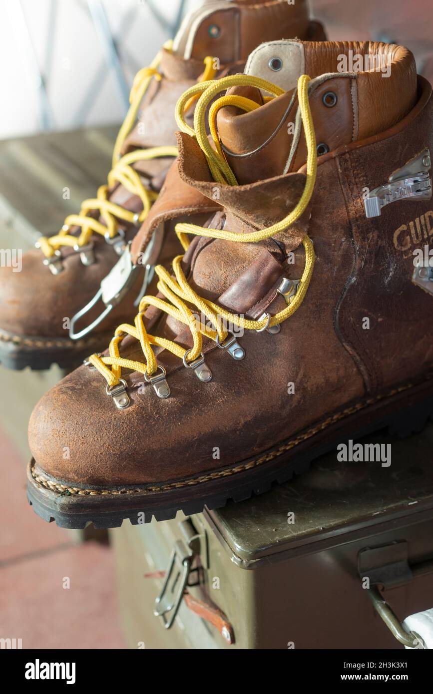 interior Misión desinfectante Old Mountain Boots Stock Photo - Alamy
