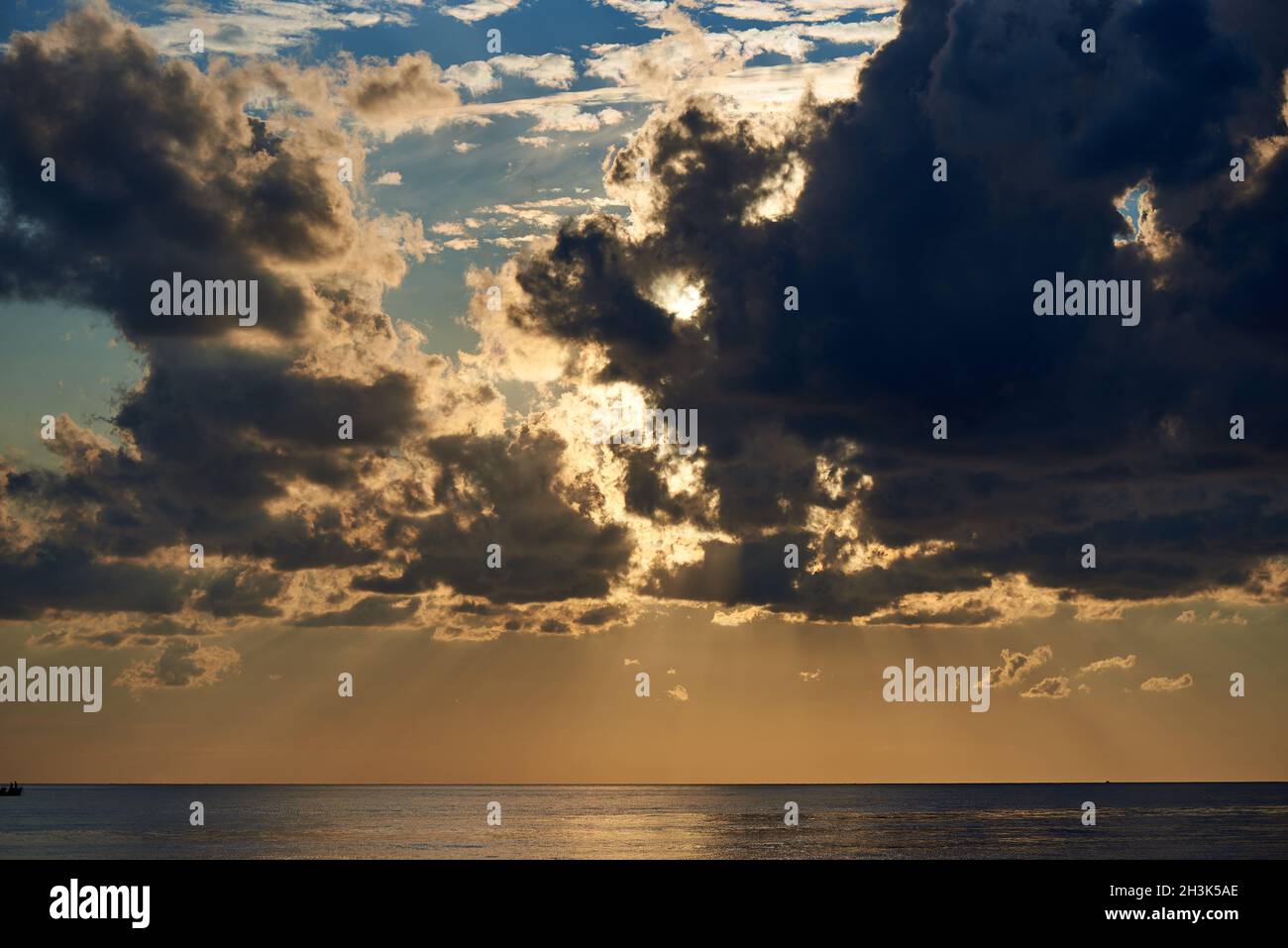 Sunbeams over the ocean hi-res stock photography and images - Alamy