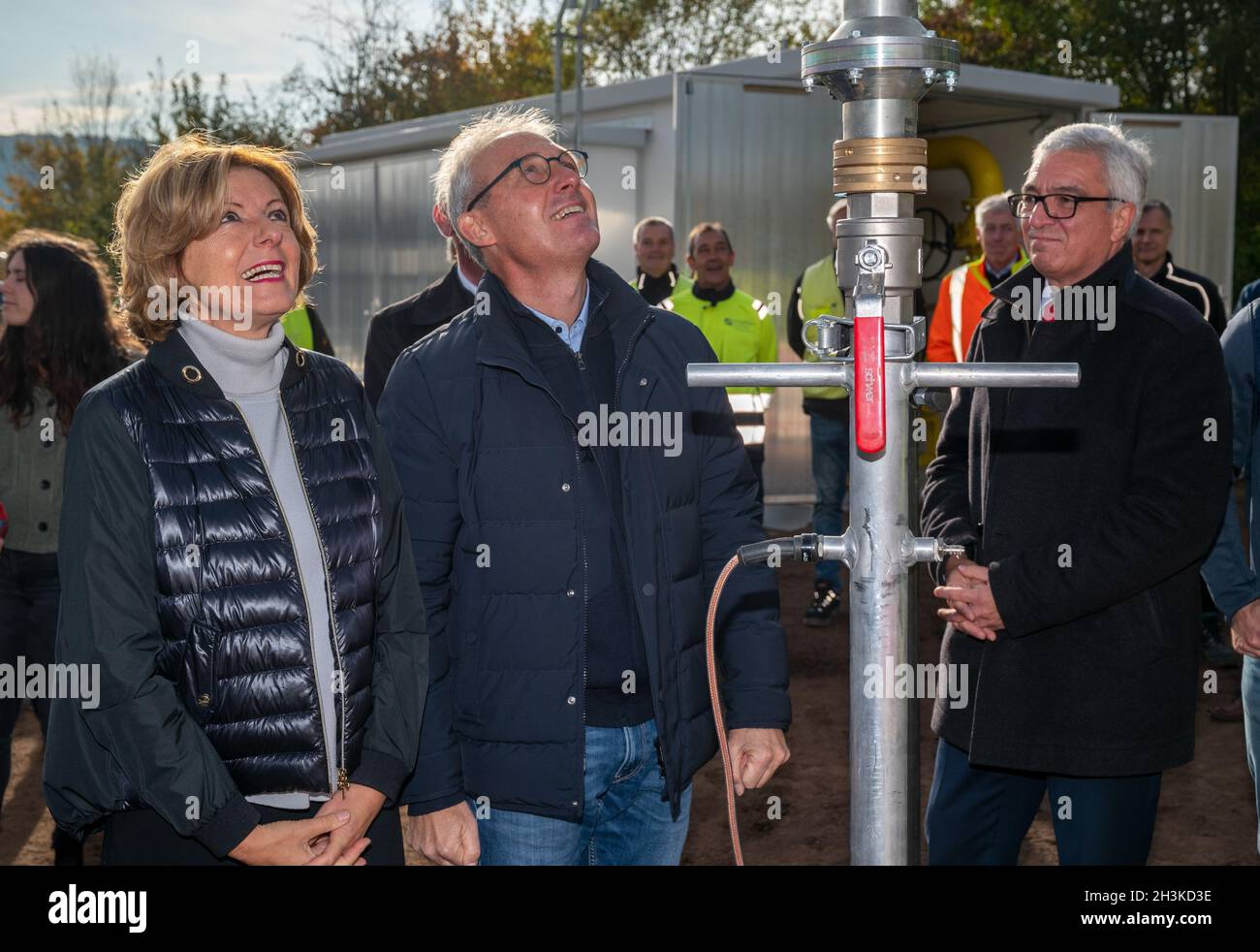 Bad Neuenahr Ahrweiler, Germany. 29th Oct, 2021. Malu Dreyer, Minister President of Rhineland-Palatinate (l-r, SPD), Jörg Rönz (Chairman of the Board of Energienetze Mittelrhein) and Roger Lewentz (SPD, Minister of the Interior of Rhineland-Palatinate) after the commissioning of the new high-pressure gas pipeline for heat supply. The flash flood in the Ahr valley in July had also destroyed large parts of the natural gas network. The new high-pressure pipeline was installed in record time. Credit: Harald Tittel/dpa/Alamy Live News Stock Photo