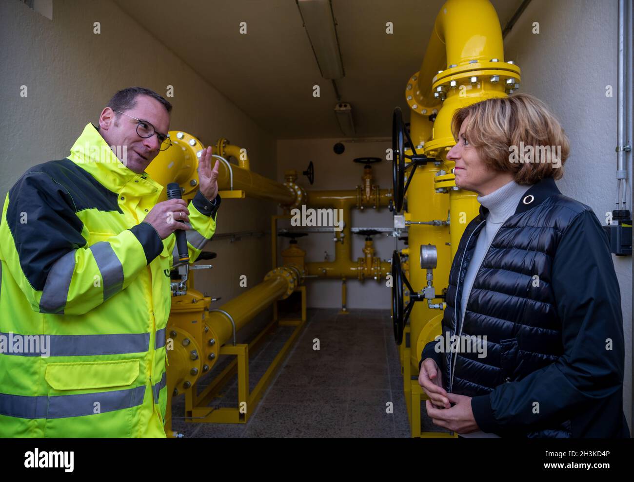 Bad Neuenahr Ahrweiler, Germany. 29th Oct, 2021. Andreas Hoffknecht (Managing Director of Energienetze Mittelrhein) explains to Malu Dreyer, Prime Minister of Rhineland-Palatinate (SPD), the new high-pressure gas pipeline for heat supply. The flash flood in the Ahr valley in July had also destroyed large parts of the natural gas network. The new high-pressure pipeline was installed in record time. Credit: Harald Tittel/dpa/Alamy Live News Stock Photo