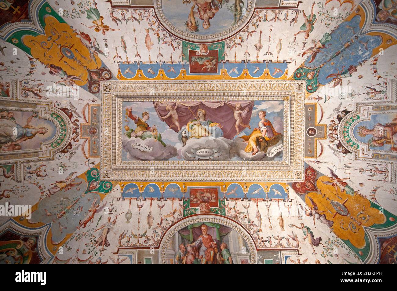 Ceiling of the Nobility room in Villa d'Este (painted by Federico Zuccari) with the fresco 'Nobility, Liberality and Generosity', Tivoli, Lazio, Italy Stock Photo