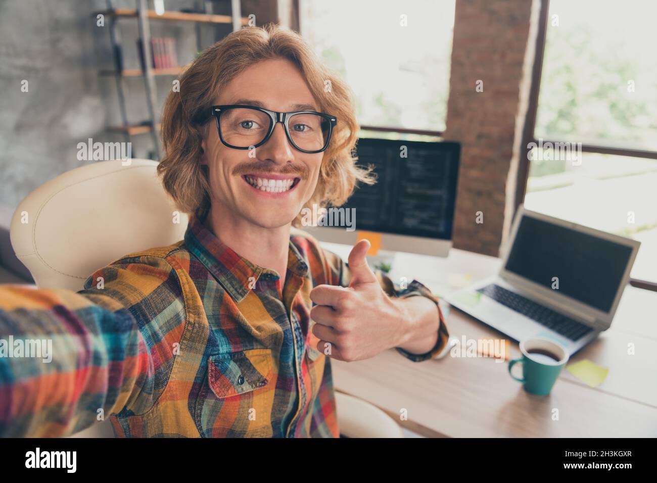 Photo portrait man wearing glasses taking selfie working on computer ...