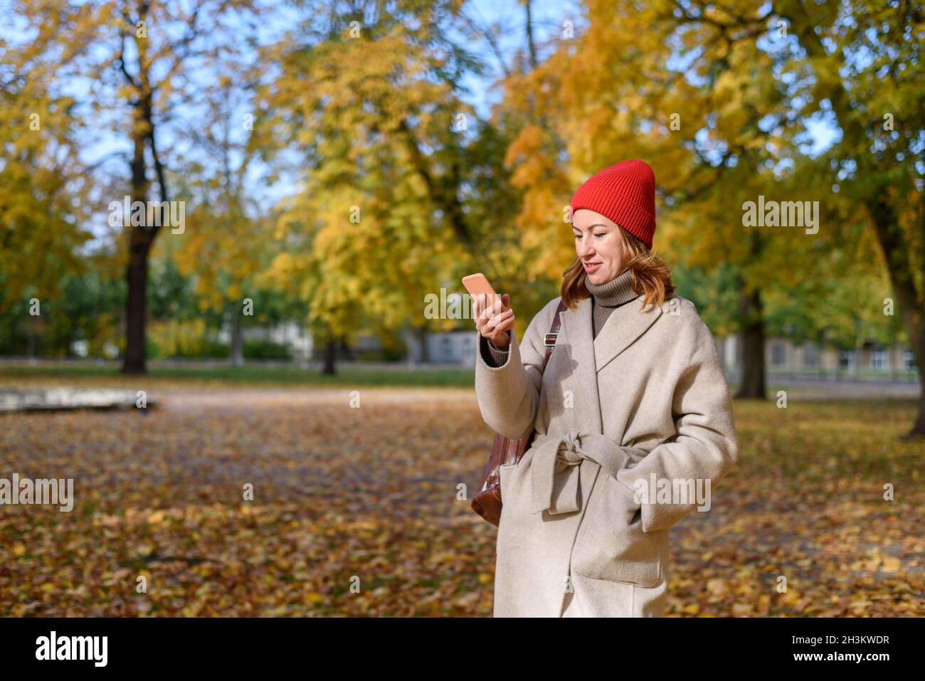 Reading messages hi-res stock photography and images - Alamy
