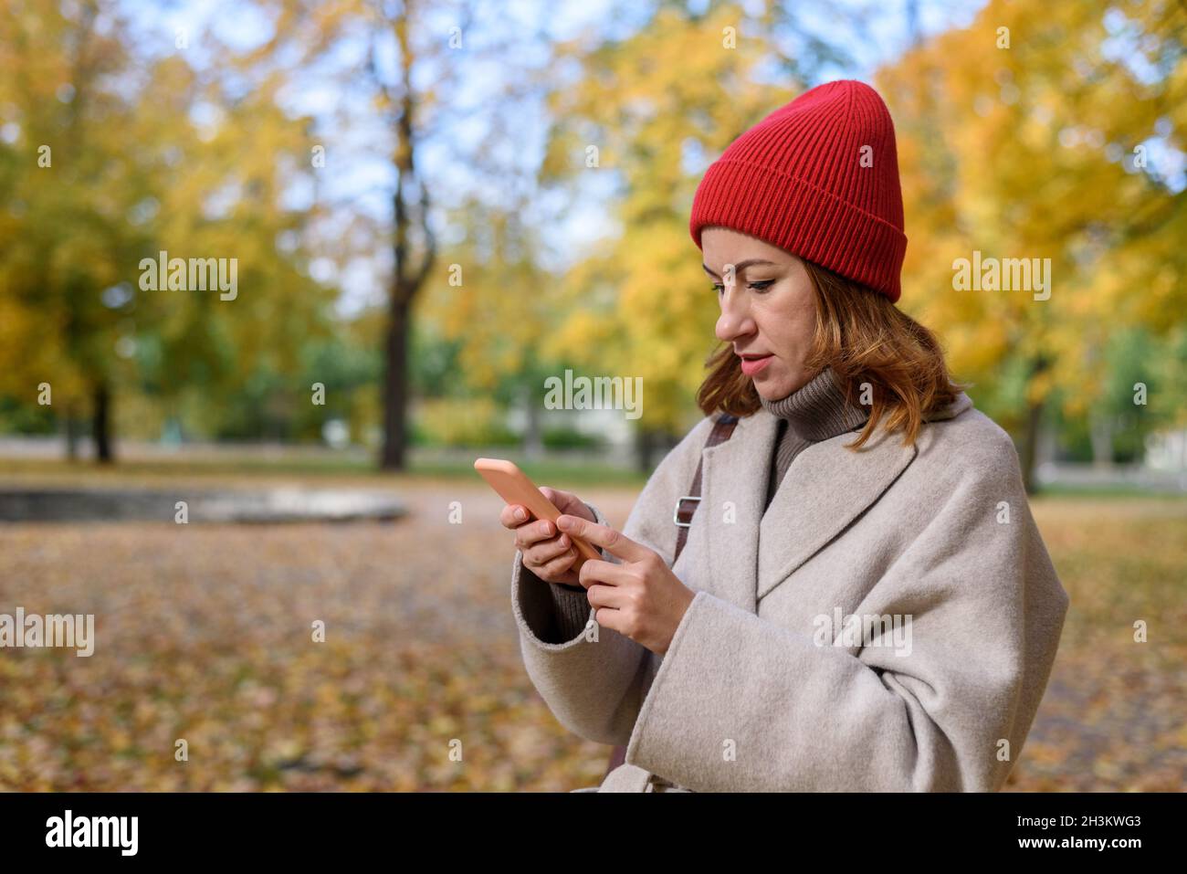 Reading messages hi-res stock photography and images - Alamy