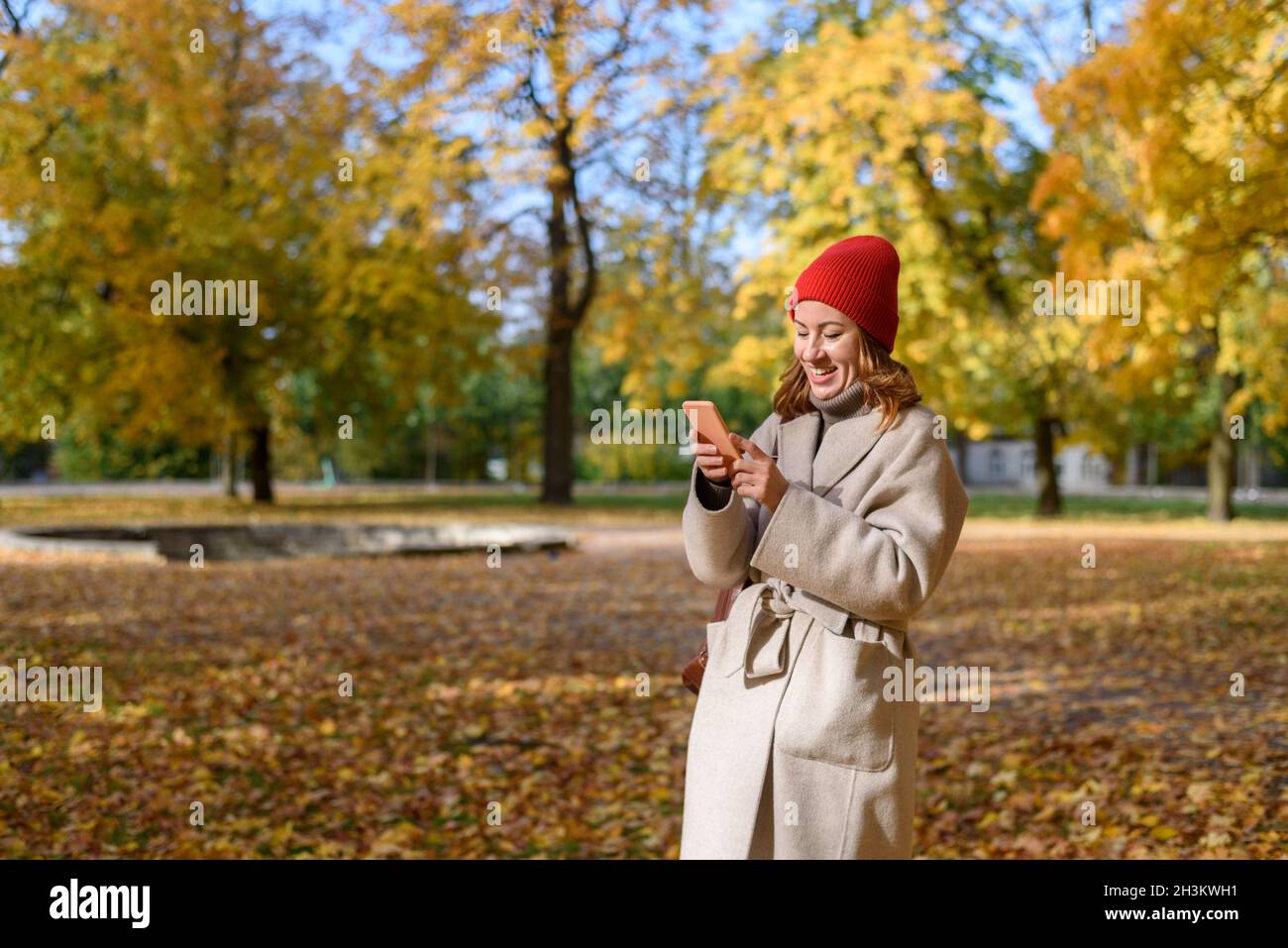 Reading messages hi-res stock photography and images - Alamy