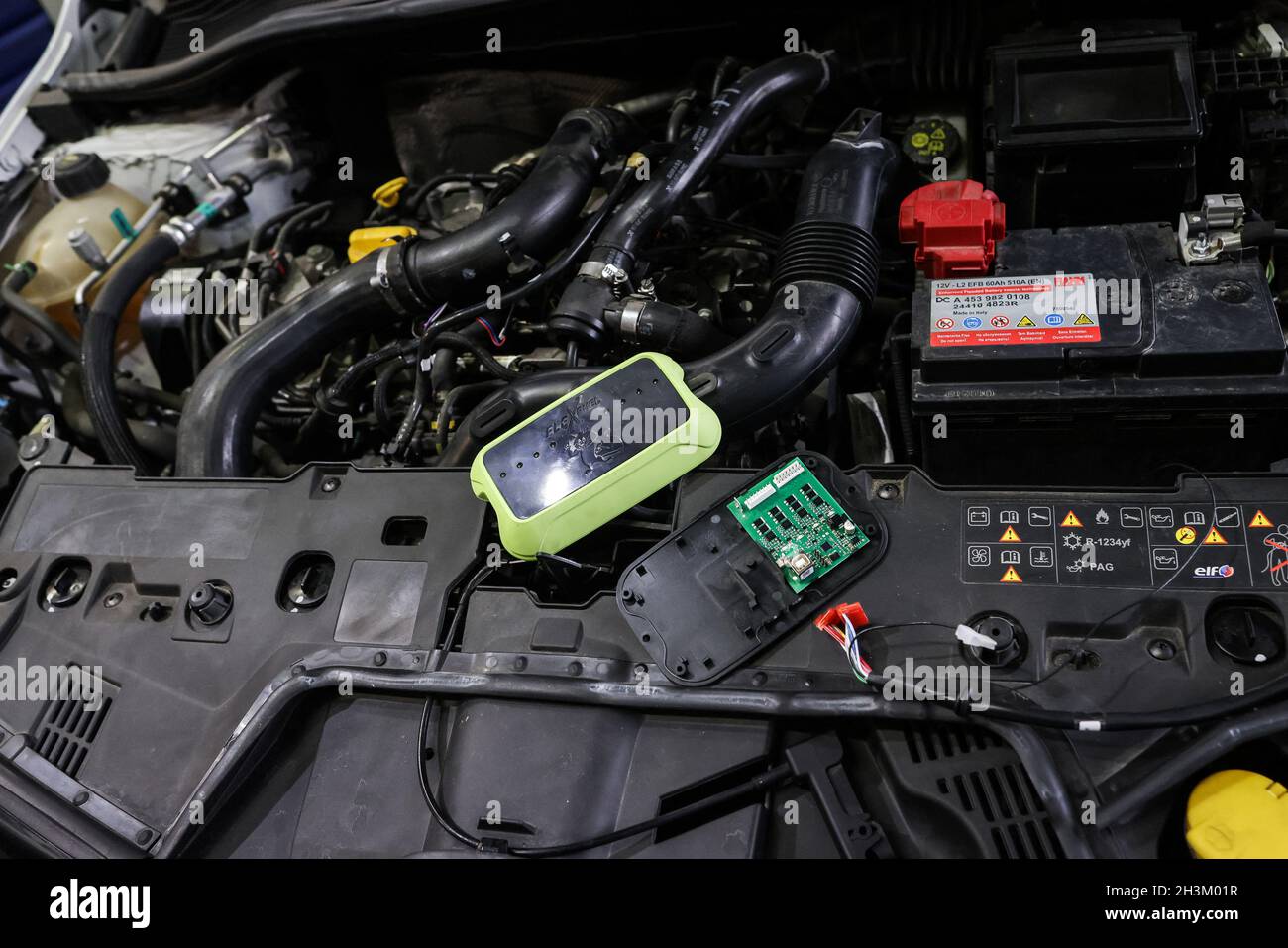 A garage owner installs a FlexFuel kit for switching to E-85 fuel ( BioEthanol) on a gasoline car on October 29, 2O21 in Bordeaux, France.  Photo By Thibaud Moritz/ABACAPRESS.COM Stock Photo - Alamy