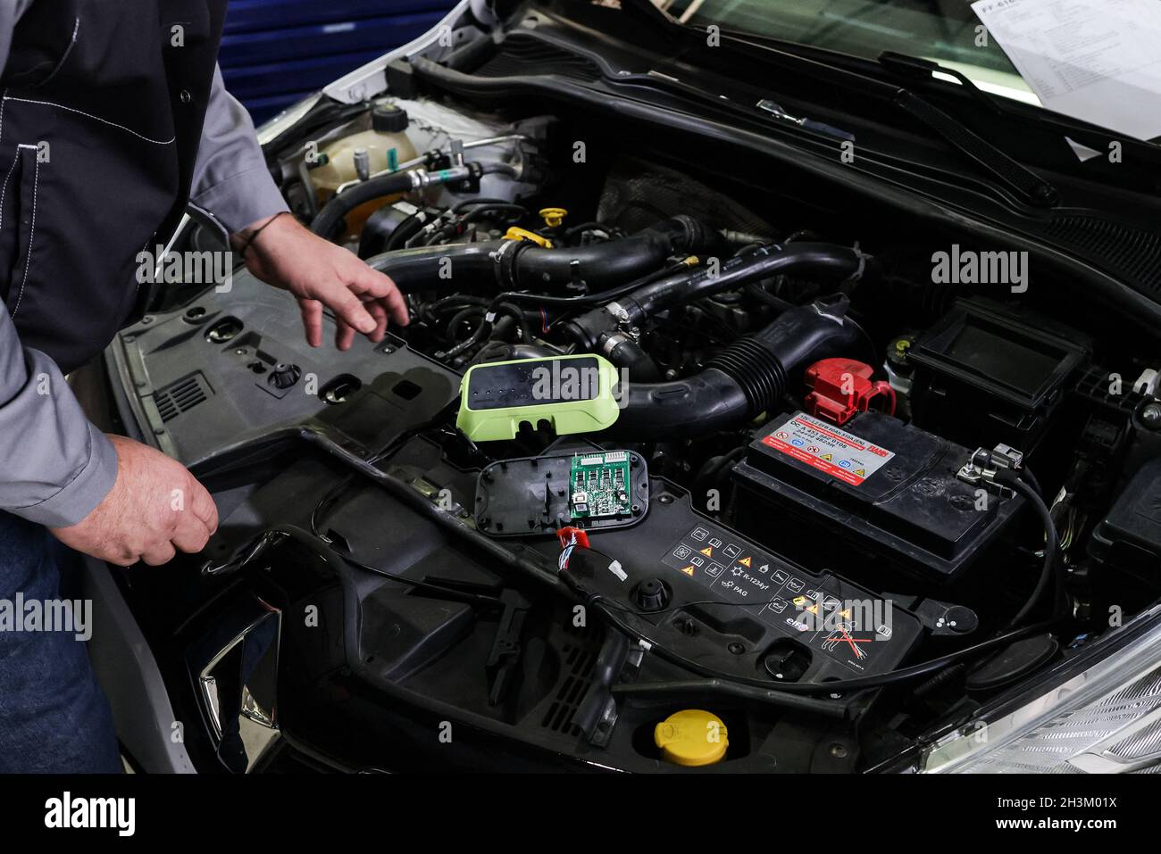 A garage owner installs a FlexFuel kit for switching to E85 fuel