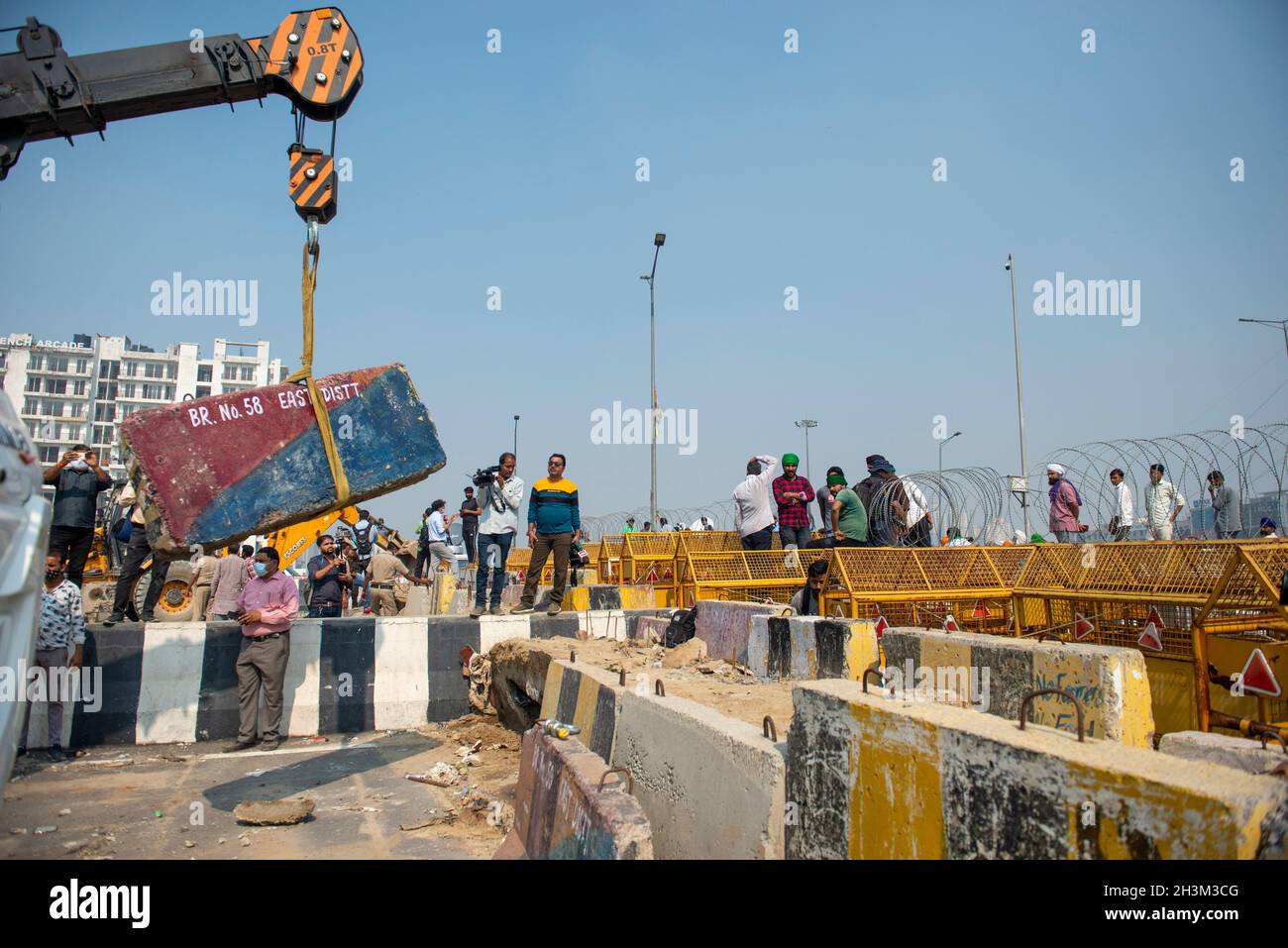 Delhi Police starts removing concrete barricades with the help of an excavator machine from New Delhi-Uttar Pradesh border crossing at Ghazipur, New Delhi.Thousands of farmers have been protesting at the Ghazipur, Tikri, Singhu and borders in outer and eastern Delhi against three farm laws since last November. The blockades there were put up following the violence during the farmers’ Republic Day rally. (Photo by Pradeep Gaur / SOPA Images/Sipa USA) Stock Photo