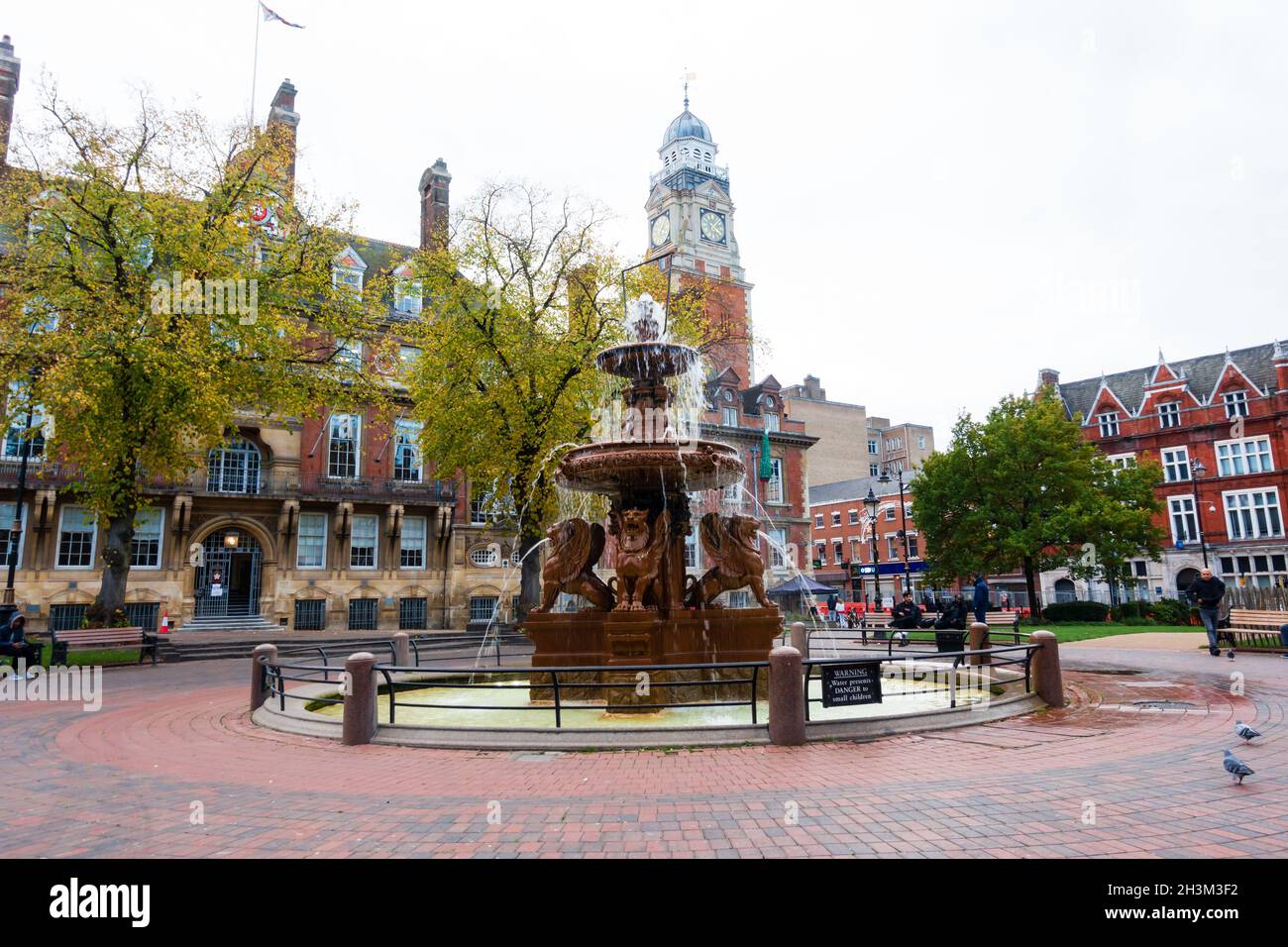 Fountain in Town Hall square, with the Town Hall. Leicester, England Stock Photo