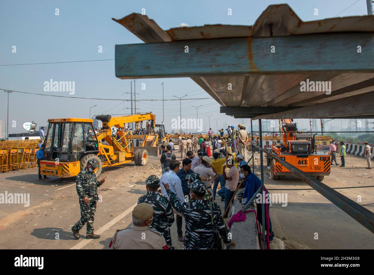 New Delhi, India. 29th Oct, 2021. Delhi Police starts removing concrete barricades with the help of an excavator machine from New Delhi-Uttar Pradesh border crossing at Ghazipur, New Delhi.Thousands of farmers have been protesting at the Ghazipur, Tikri, Singhu and borders in outer and eastern Delhi against three farm laws since last November. The blockades there were put up following the violence during the farmers' Republic Day rally. (Photo by Pradeep Gaur/SOPA Images/Sipa USA) Credit: Sipa USA/Alamy Live News Stock Photo