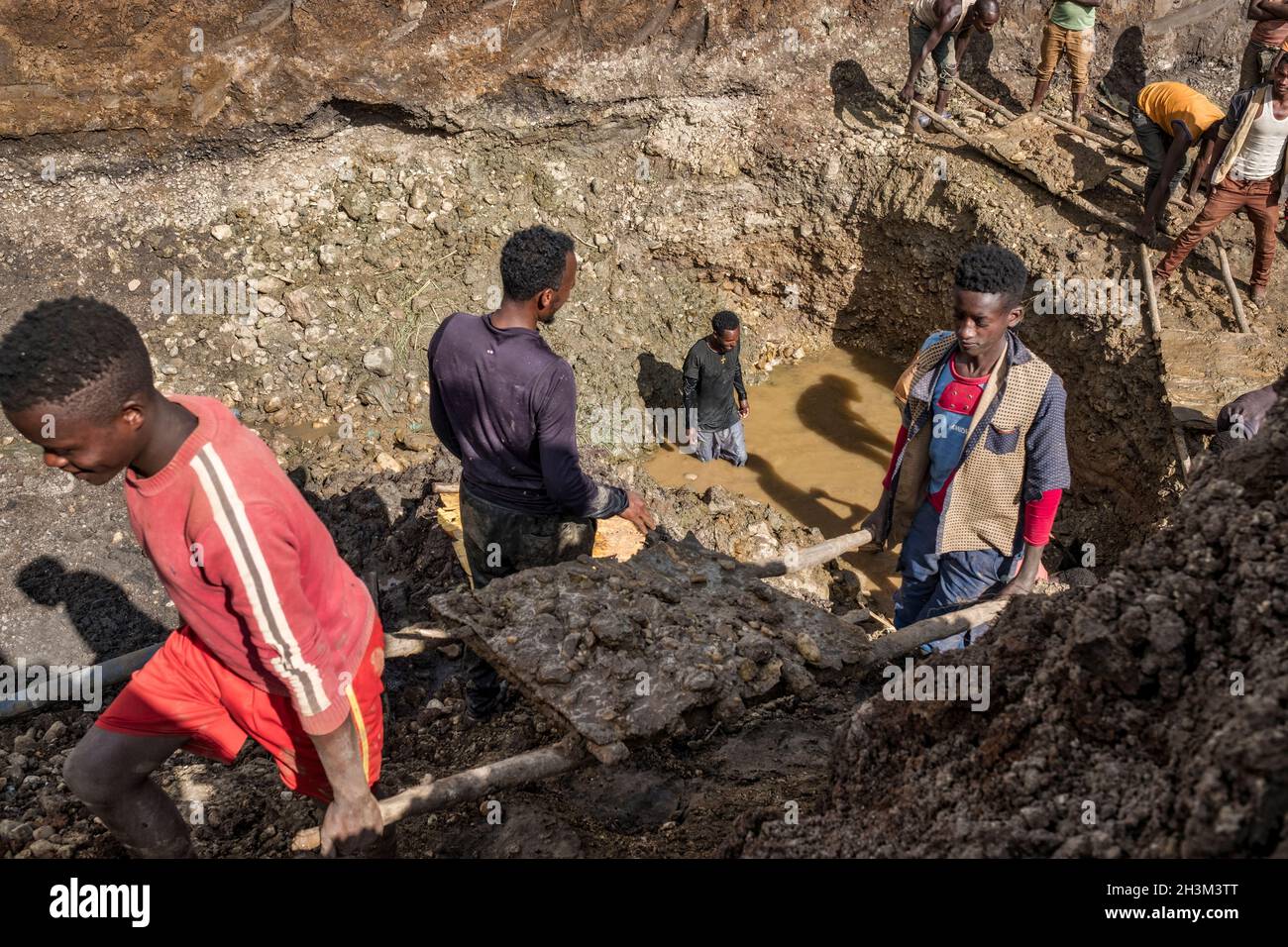 Artisanal illegal gold mining in Ethiopia Stock Photo - Alamy