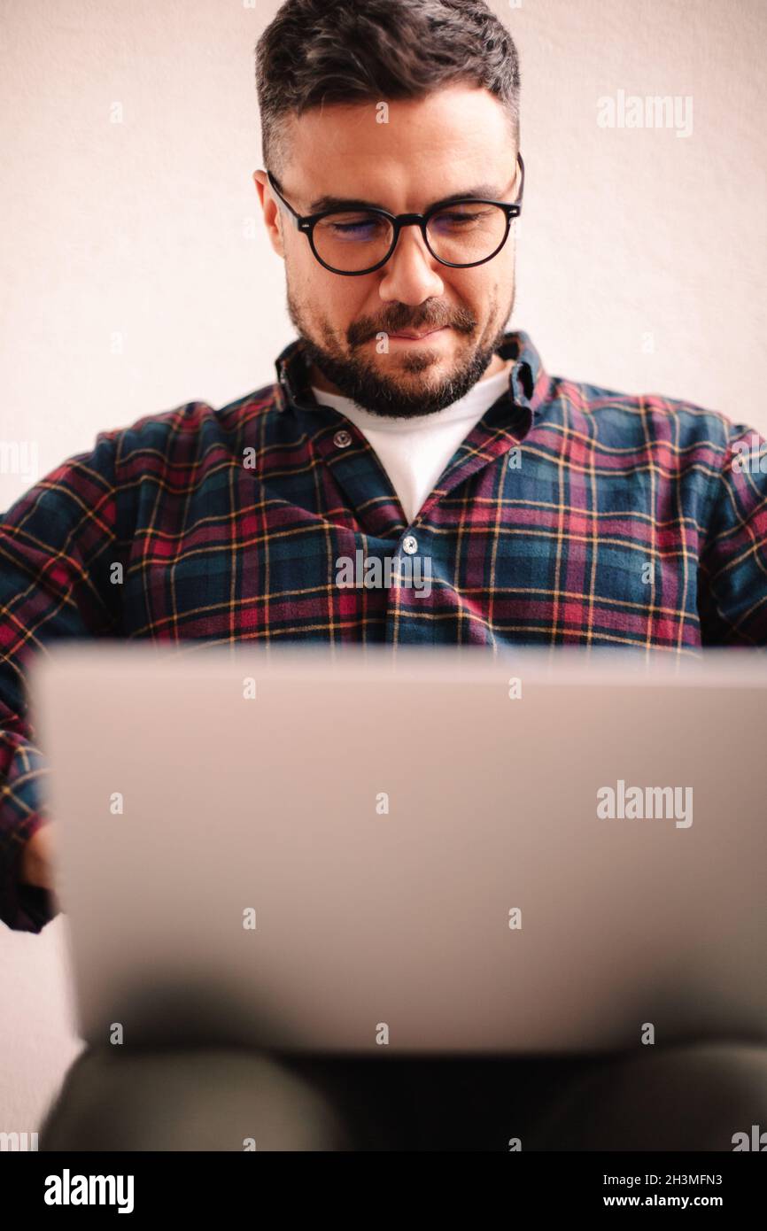 Adult computer candid home hi-res stock photography and images - Alamy