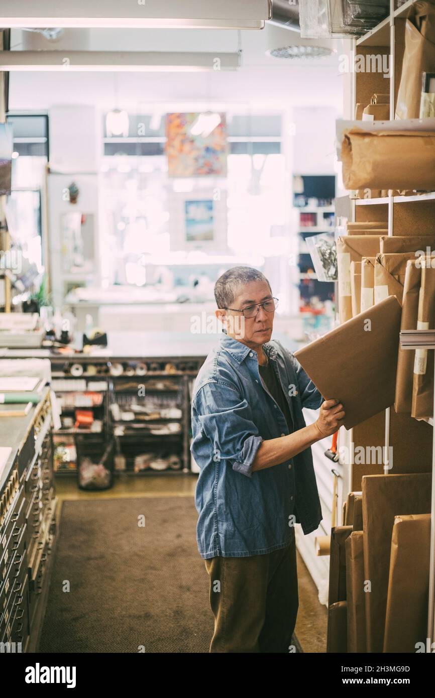 Focusing rack hi-res stock photography and images - Alamy