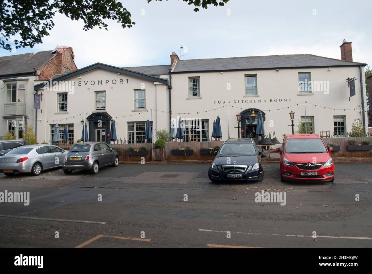 Exterior of pub and hotel The Devonport in Middle One Row