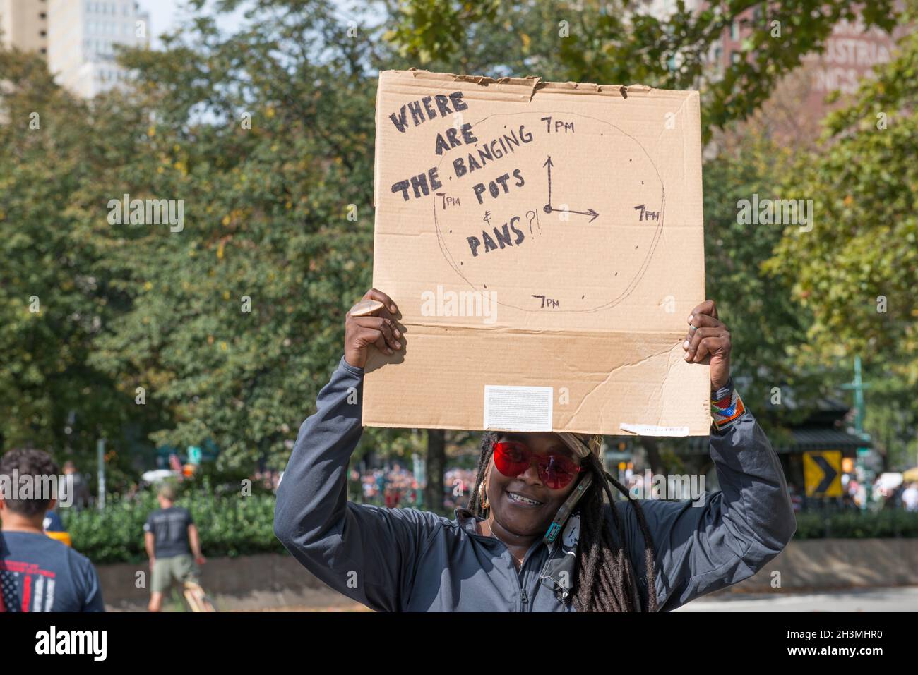 New York City, USA, 25 October 2021, Vaccine Mandate protestor asks, Where are the pots and pans? Stock Photo