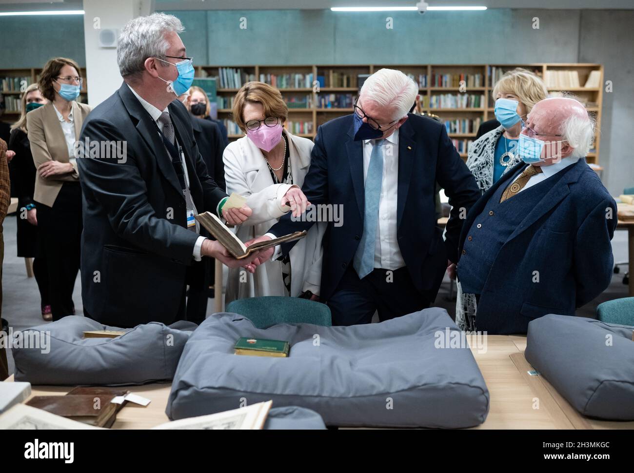 Limerick, Ireland. 29th Oct, 2021. Federal President Frank-Walter Steinmeier (centre, right) and his wife Elke Büdenbender (centre, left) visit the University of Limerick together with Michael D. Higgins (r), President of Ireland, and his wife Sabina Higgins (2nd from right) and are shown special items from the library there by Ken Bergin (l), Head Special Collections and Archives. President Steinmeier and his wife are on a three-day state visit to Ireland. Credit: Bernd von Jutrczenka/dpa/Alamy Live News Stock Photo
