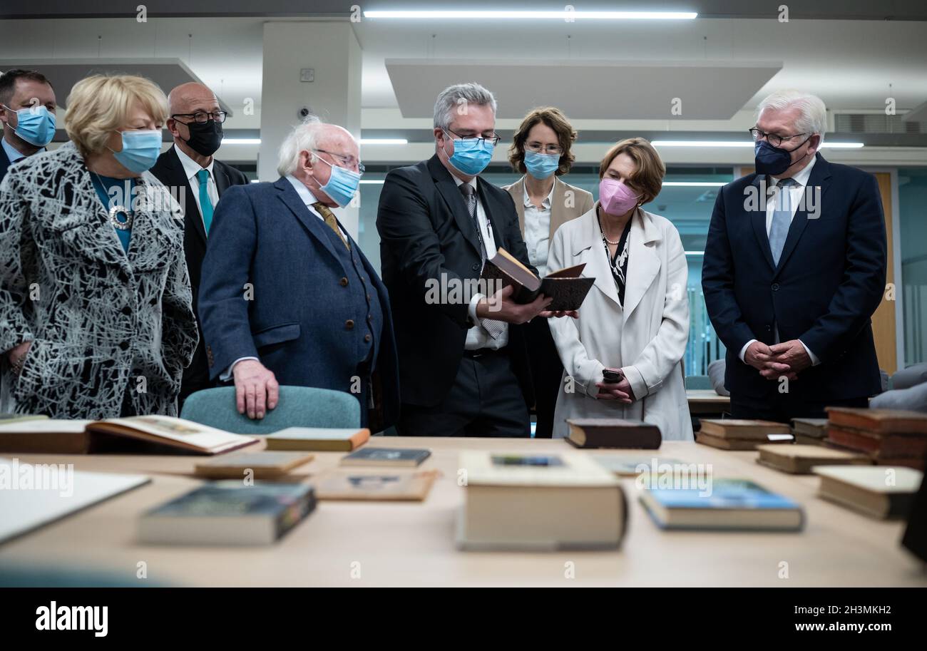 Limerick, Ireland. 29th Oct, 2021. Federal President Frank-Walter Steinmeier (r) and his wife Elke Büdenbender (2nd from right) visit the University of Limerick together with Michael D. Higgins (3rd from left), President of Ireland, and his wife Sabina Higgins (l) and are shown special items from the library there by Ken Bergin (M), Head Special Collections and Archives. President Steinmeier and his wife are on a three-day state visit to Ireland. Credit: Bernd von Jutrczenka/dpa/Alamy Live News Stock Photo