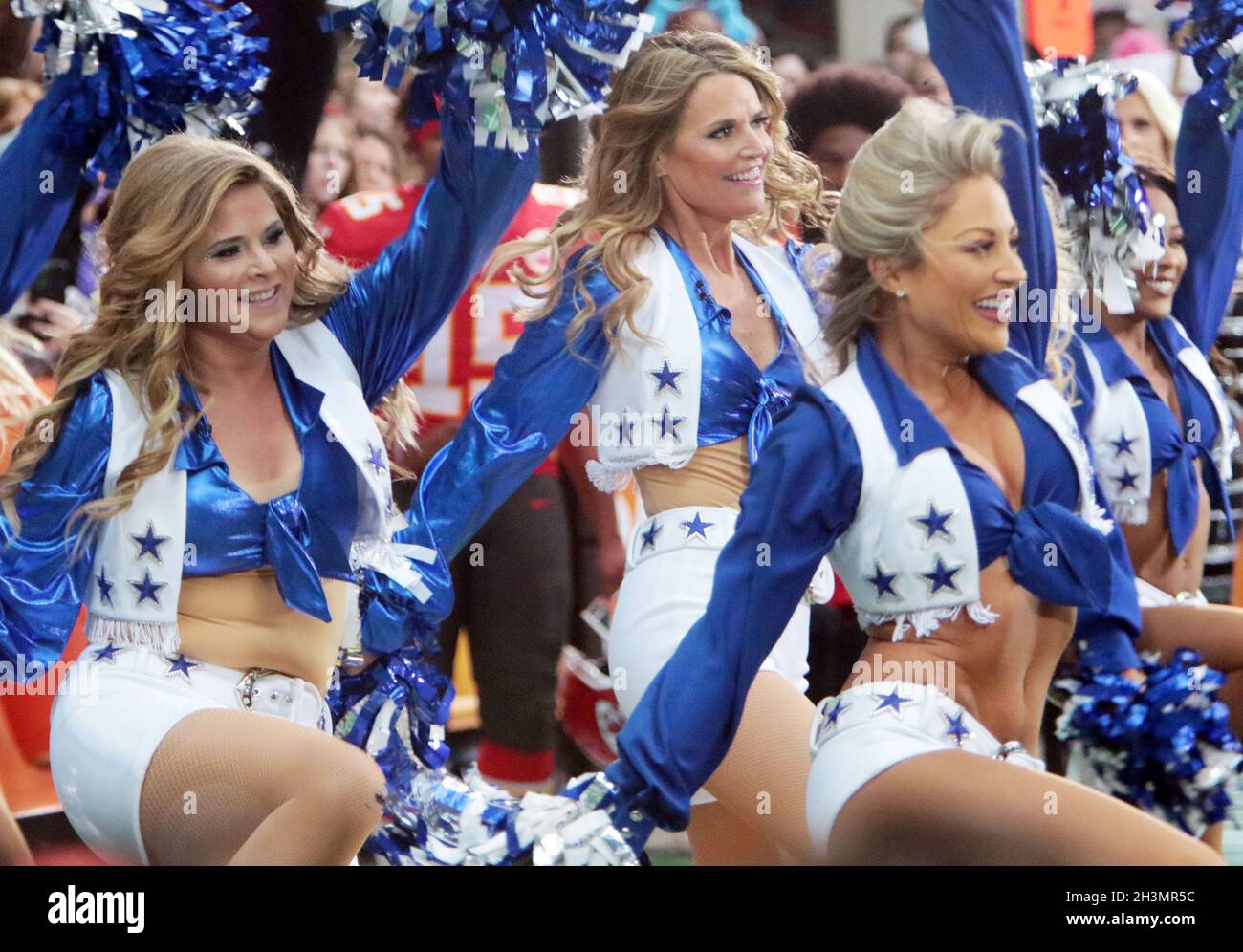 New York, USA. 29th Oct, 2021. Savannah Guthrie and Jenna Bush Hager (m),  dressed as Dallas Cowboys Cheerleaders, pose with the original Dallas  Cowboys Cheerleaders at TODAY's Halloween extravaganza at NBC's 30