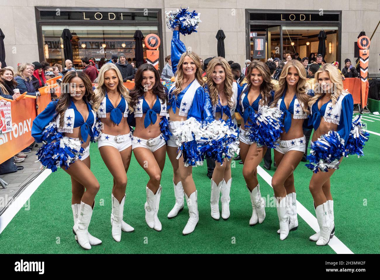 New York, USA. 29th Oct, 2021. Savannah Guthrie and Jenna Bush Hager (m), dressed as Dallas Cowboys Cheerleaders, pose with the original Dallas Cowboys Cheerleaders at TODAY's Halloween extravaganza at NBC's 30 Rock in New York, New York, on Oct. 29, 2021. (Photo by Gabriele Holtermann/Sipa USA) Credit: Sipa USA/Alamy Live News Stock Photo